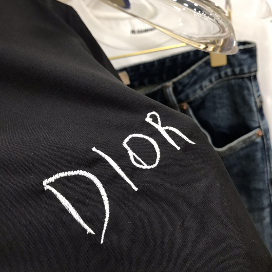 秋冬 DIO 绣花Logo纯色全棉衬衫经典衣领，正面暗纽扣、前后字母刺绣、客供专柜全棉面料、正常版型，珍