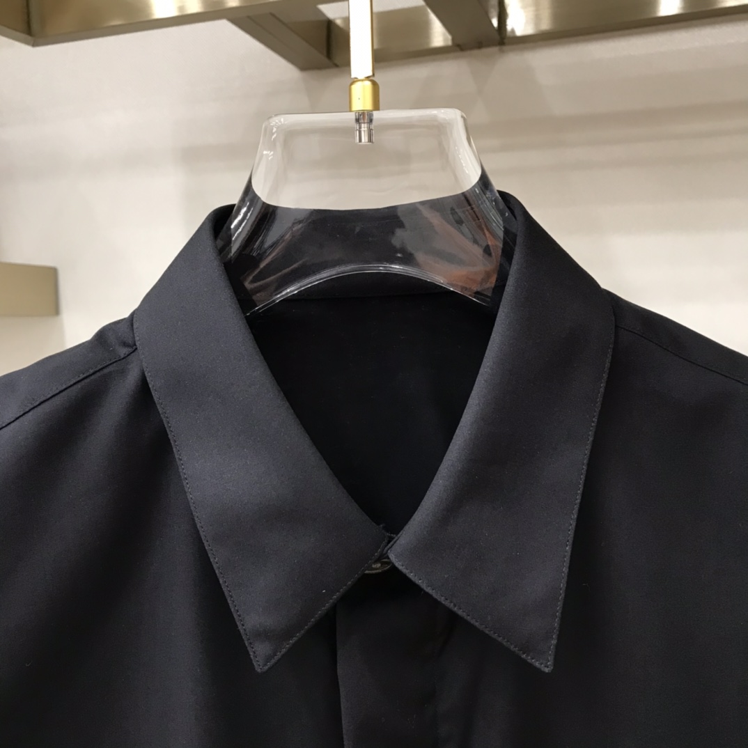 秋冬 DIO 绣花Logo纯色全棉衬衫经典衣领，正面暗纽扣、前后字母刺绣、客供专柜全棉面料、正常版型，珍