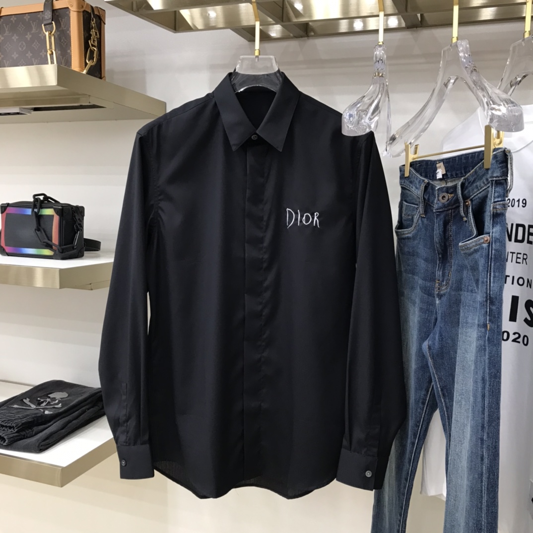 秋冬 DIO 绣花Logo纯色全棉衬衫经典衣领，正面暗纽扣、前后字母刺绣、客供专柜全棉面料、正常版型，珍