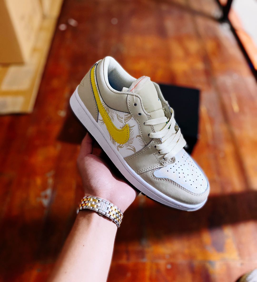130  Air Jordan 1 Low “Paris”小巴黎整双鞋在 Air Jordan 1 Low CV3043-100