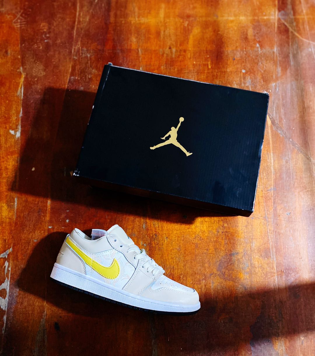 130  Air Jordan 1 Low “Paris”小巴黎整双鞋在 Air Jordan 1 Low CV3043-100