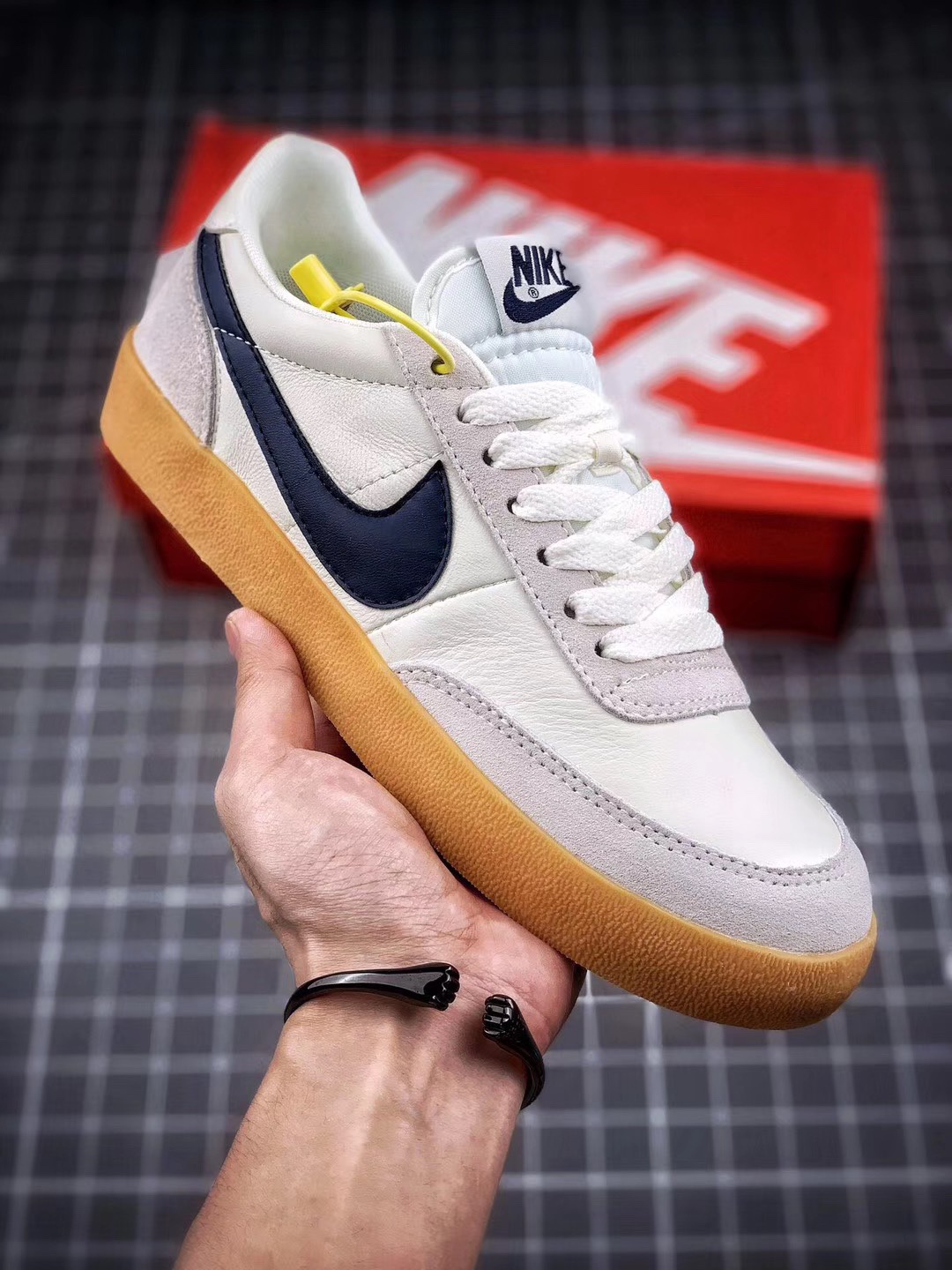 130 J.Crew x Nike 联名 Killshot II Leather  采用米白色皮革制作鞋身432997-107