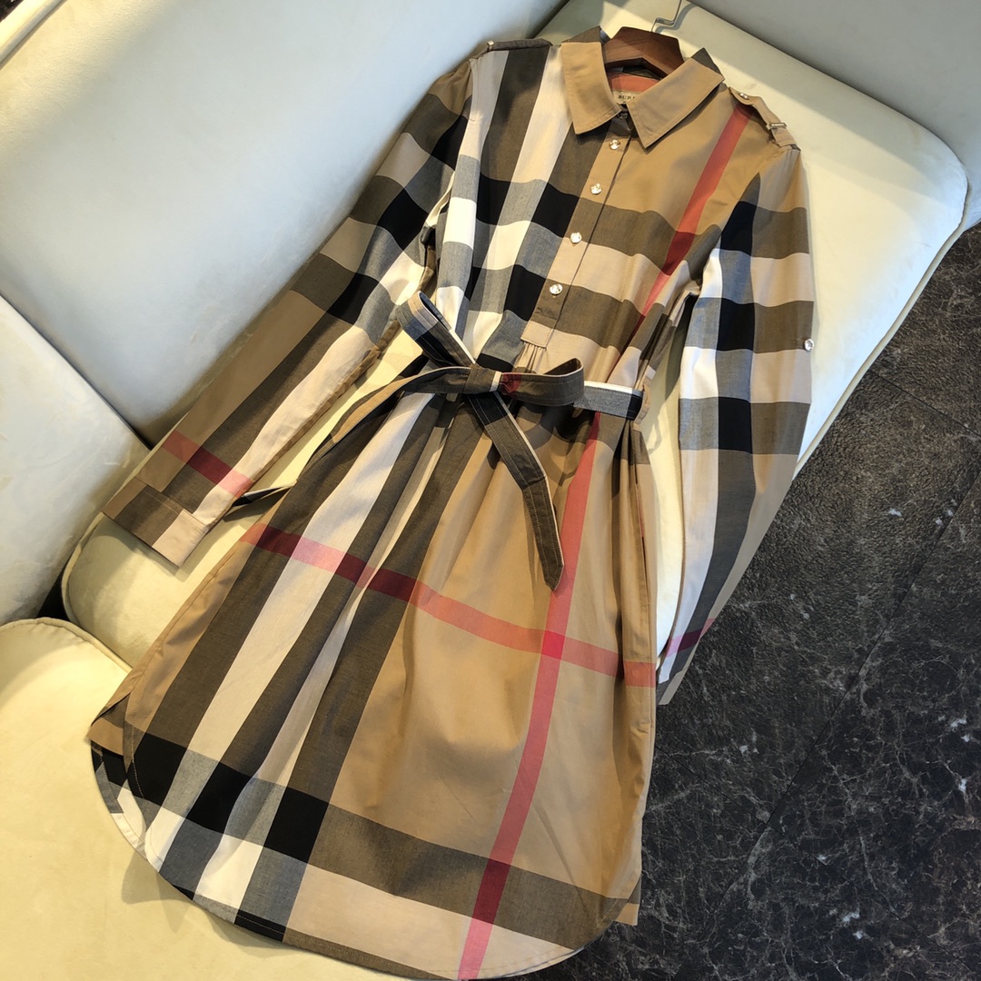 NO:782354,Classic vintage plaid belt shirt dress (with full set of packaging) BUR's trump channel, classic plaid simple shirt dress, made with heavy-duty hardware!  Super popular three-color classic model, needless to say. Grab it now!  BUR's flagship channel private order classic model, this style has always been a relatively good classic model, even more popular than the Rainbow series!  The loose straight cut does not limit body shape and is very easy to control with any figure!  The waist belt design enhances the waistline without losing the playful femininity!  The placket is different from the shell buckles that were selected in the past. This one uses imported hardware buttons provided by customers, and the front uses a laser-engraved logo, which takes this grade to a higher level. The upper body has a lazy and relaxed British style!  !  The body is rigorous and full of casual plaid, adding a bit of vitality to the shirt dress. The loose fit gives him different levels of wear, which can be sweet or salty. The pure cotton fabric supplied by Italian customers has a soft and delicate feel, and the upper body is comfortable and breathable in summer. The three colors give you more choices. All ready-made items are in stock, and we look forward to your wonderful combinations!  There are five sizes: UK4, 6, 8, 10, and 12. Please go to the size chart to view the size data!  ,Burberry-clothing,burberry,skirts,shirts,19860909经典vintage 格纹腰带衬衫连衣裙（配全套包装）BUR王牌渠道,经典格纹简约衬衫连衣裙,重工五金打造！超火爆的三色经典款,不必多说.抢吧！ BUR王牌渠道私单经典款,这个款式一直都是比较不错的经典款了,比之彩虹系列火热程度有过之无不及！宽松的直筒版型剪裁,不限制身型,任何身材都非常好驾驭！腰间腰带设计提高腰线也不失俏皮女人味！门襟和以往挑选的贝壳扣不一样、这款采用了客供进口五金纽扣,正面采用了激光雕刻logo、让这个档次更上了一个层次. 上身带着慵懒轻松的英伦风！！衣身严谨而充满休闲格纹,为衬衫连衣裙增添几分活力.宽松版型给予他不同层次的穿搭,可甜可盐. 意大利客供纯棉面料,手感柔和细腻,夏天上身舒适透气.三个颜色让你有更多选择. 现货均已入仓,期待你们的精彩搭配！ 码数有五个分别是uk4,6,8,10,12.尺码数据请移步尺码表查看！,博柏利-服装,burberry,skirts,shirts,,Women's clothing