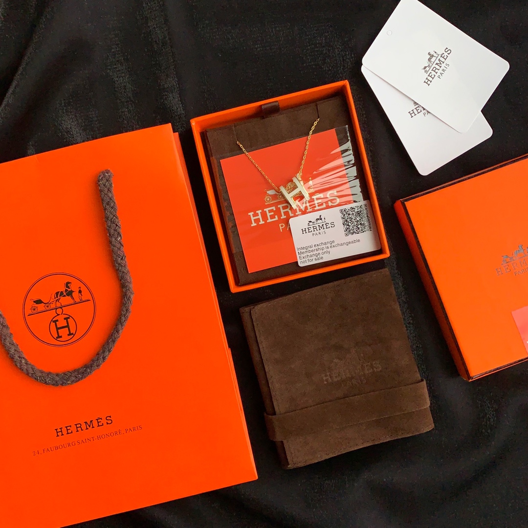 💰80积分兑换!项链爱马仕必不可少的色彩HERMES 爱马仕珐琅项链,弧形项链,此款是由全球知名设计师帕洛玛毕加索(paloma picasso) 特别设计的珐琅系列经典特爆款,配软链,专柜售价3000+!国外订单 国内难得一见的精美做工 进口德国独特亚金材质 持久保色 链条银镀18K金,H吊坠铜镀18K金工艺 由国外老师傅醇熟打照 工艺纹理一级配专柜全套包装!经典永恒!爱马仕..........