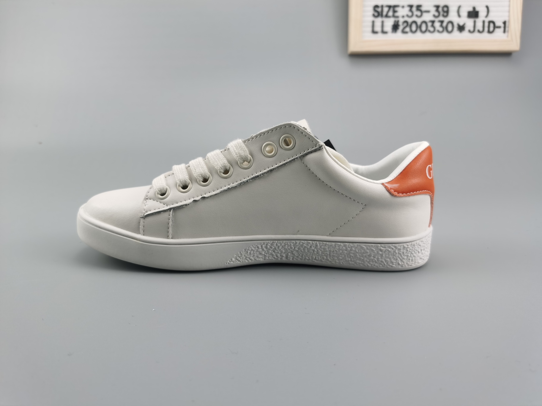 ♨️价格：130  支持放店
♨️码数：👉 如图所示👈 
♨️编码：LL#200330¥JJD-1
♨️简介：🐭🐭2020鼠🐭年大吉！💎120元，鼠🐭你最牛！鼠年必备   Gucci 古奇2020专柜最新最火    🐱电脑刺绣米老鼠系列  👭情侣款🐱女码35-39码 🐱🐱