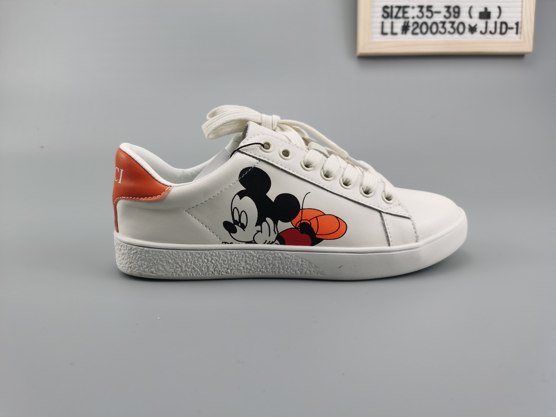 ♨️价格：130  支持放店
♨️码数：👉 如图所示👈 
♨️编码：LL#200330¥JJD-1
♨️简介：🐭🐭2020鼠🐭年大吉！💎120元，鼠🐭你最牛！鼠年必备   Gucci 古奇2020专柜最新最火    🐱电脑刺绣米老鼠系列  👭情侣款🐱女码35-39码 🐱🐱