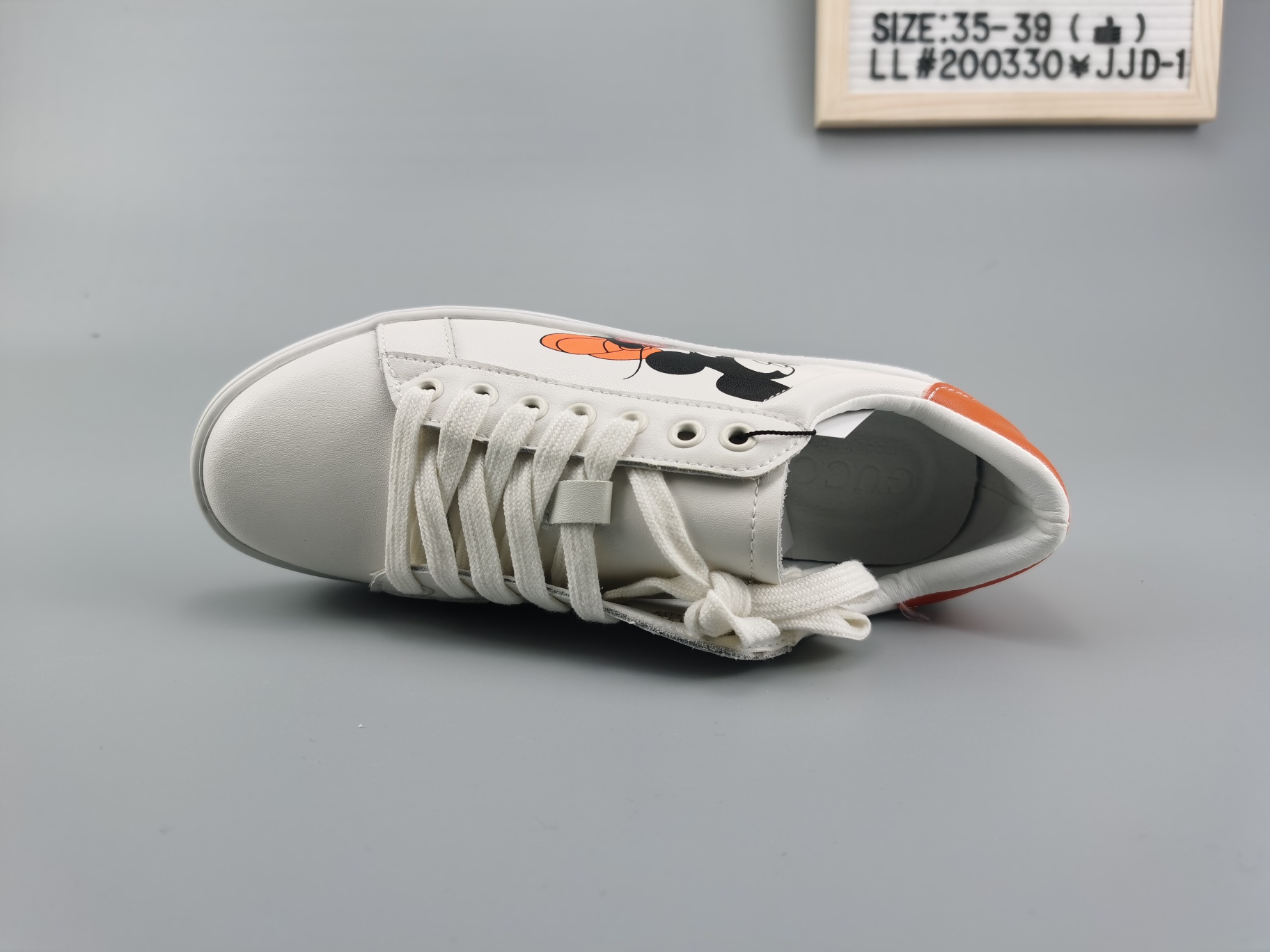 ♨️价格：130  支持放店
♨️码数：👉 如图所示👈 
♨️编码：LL#200330¥JJD-1
♨️简介：🐭🐭2020鼠🐭年大吉！💎120元，鼠🐭你最牛！鼠年必备   Gucci 古奇2020专柜最新最火    🐱电脑刺绣米老鼠系列  👭情侣款🐱女码35-39码 🐱🐱