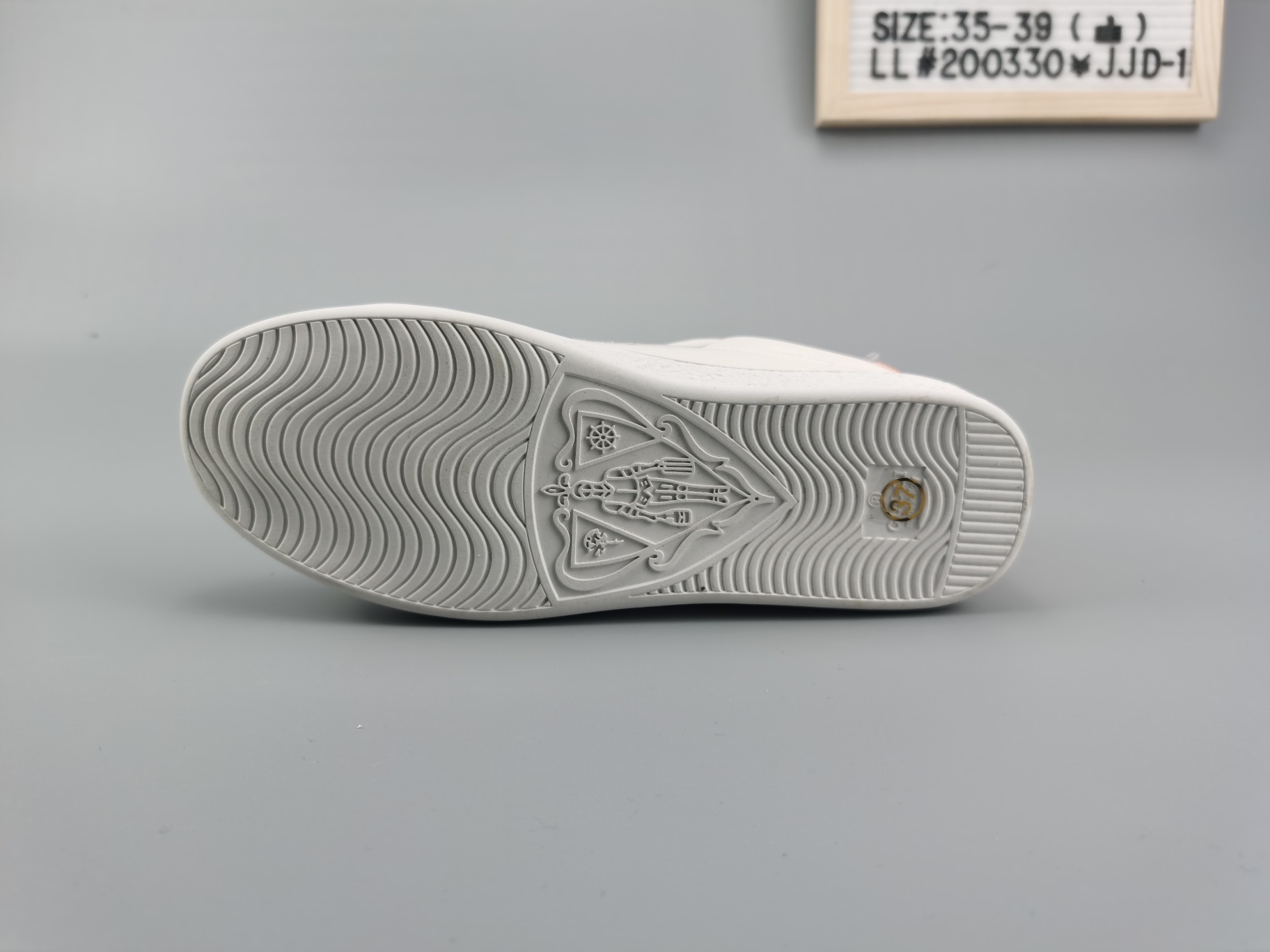 ♨️价格：130  支持放店
♨️码数：👉 如图所示👈 
♨️编码：LL#200330¥JJD-1
♨️简介：🐭🐭2020鼠🐭年大吉！💎120元，鼠🐭你最牛！鼠年必备   Gucci 古奇2020专柜最新最火    🐱电脑刺绣米老鼠系列  👭情侣款🐱女码35-39码 🐱🐱