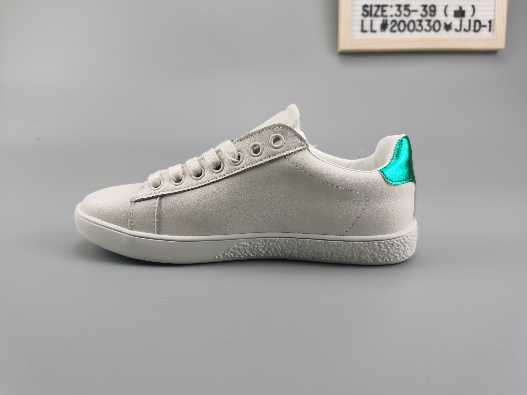 ♨️价格：130   支持放店
♨️码数：👉 如图所示👈 
♨️编码：LL#200330¥JJD-1
♨️简介：🐭🐭2020鼠🐭年大吉！💎120元，鼠🐭你最牛！鼠年必备   Gucci 古奇2020专柜最新最火    🐱电脑刺绣米老鼠系列  👭情侣款🐱女码35-39码 🐱🐱