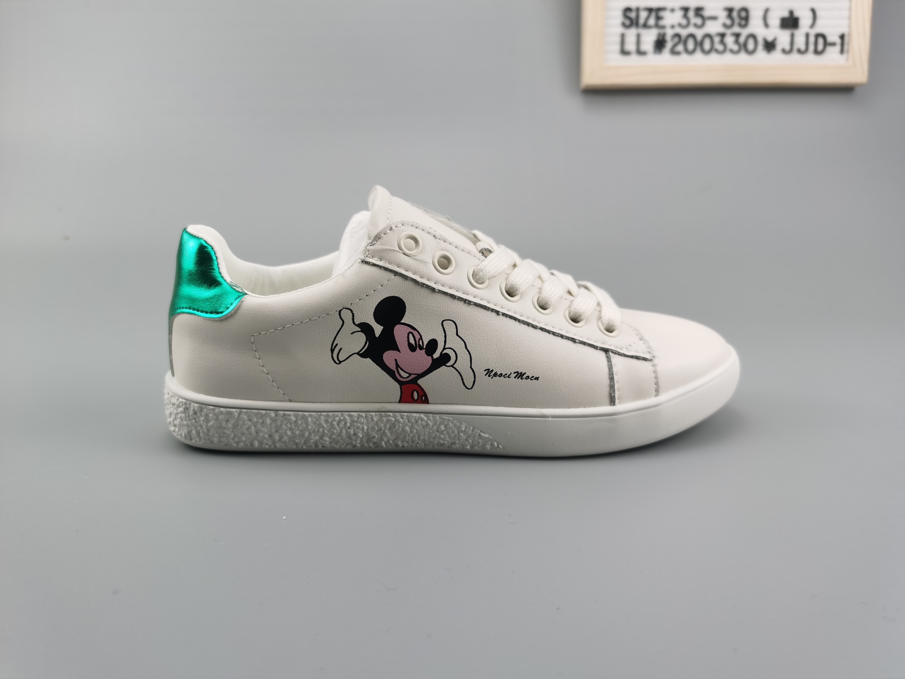 ♨️价格：130   支持放店
♨️码数：👉 如图所示👈 
♨️编码：LL#200330¥JJD-1
♨️简介：🐭🐭2020鼠🐭年大吉！💎120元，鼠🐭你最牛！鼠年必备   Gucci 古奇2020专柜最新最火    🐱电脑刺绣米老鼠系列  👭情侣款🐱女码35-39码 🐱🐱