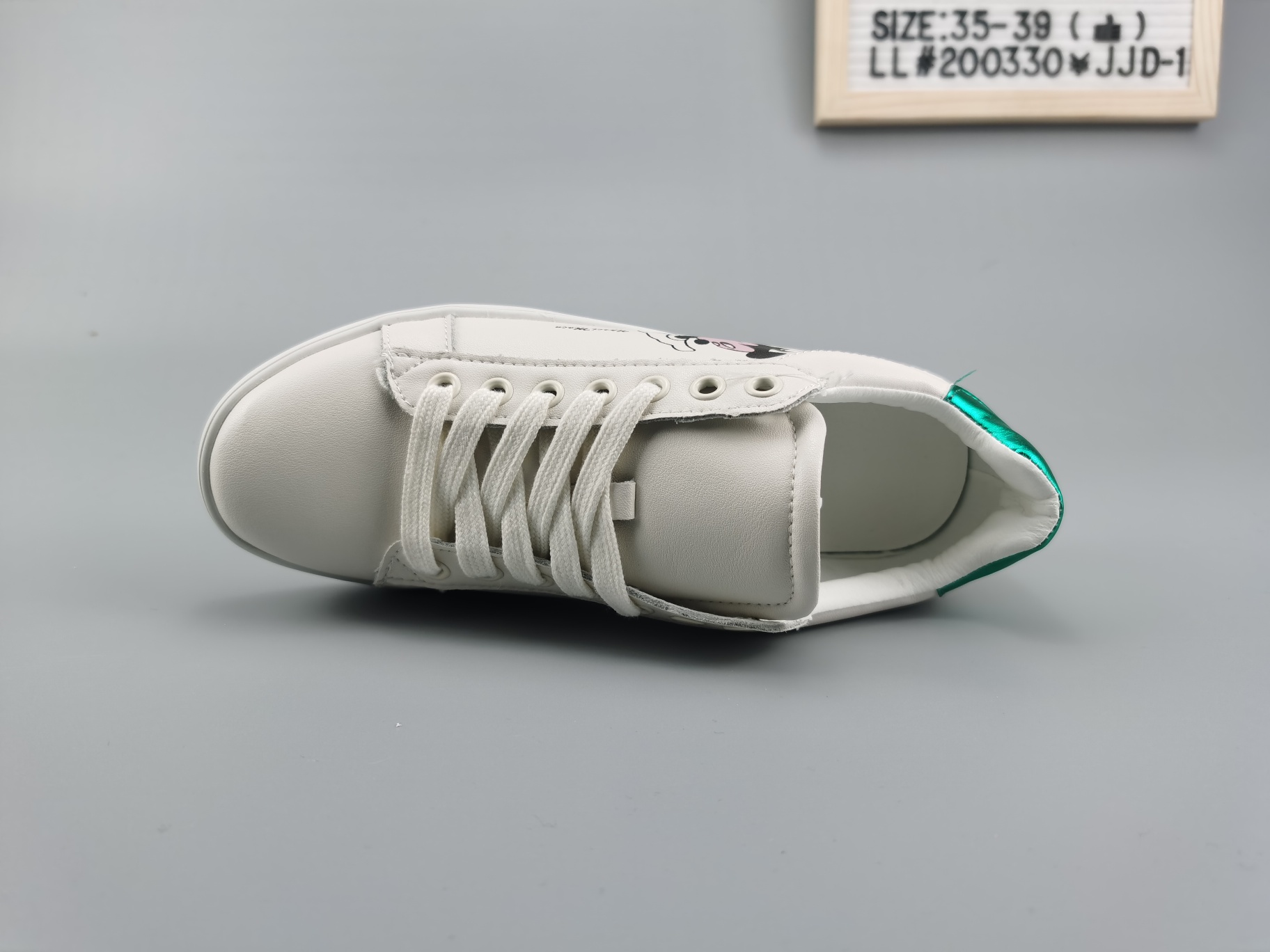 ♨️价格：130   支持放店
♨️码数：👉 如图所示👈 
♨️编码：LL#200330¥JJD-1
♨️简介：🐭🐭2020鼠🐭年大吉！💎120元，鼠🐭你最牛！鼠年必备   Gucci 古奇2020专柜最新最火    🐱电脑刺绣米老鼠系列  👭情侣款🐱女码35-39码 🐱🐱