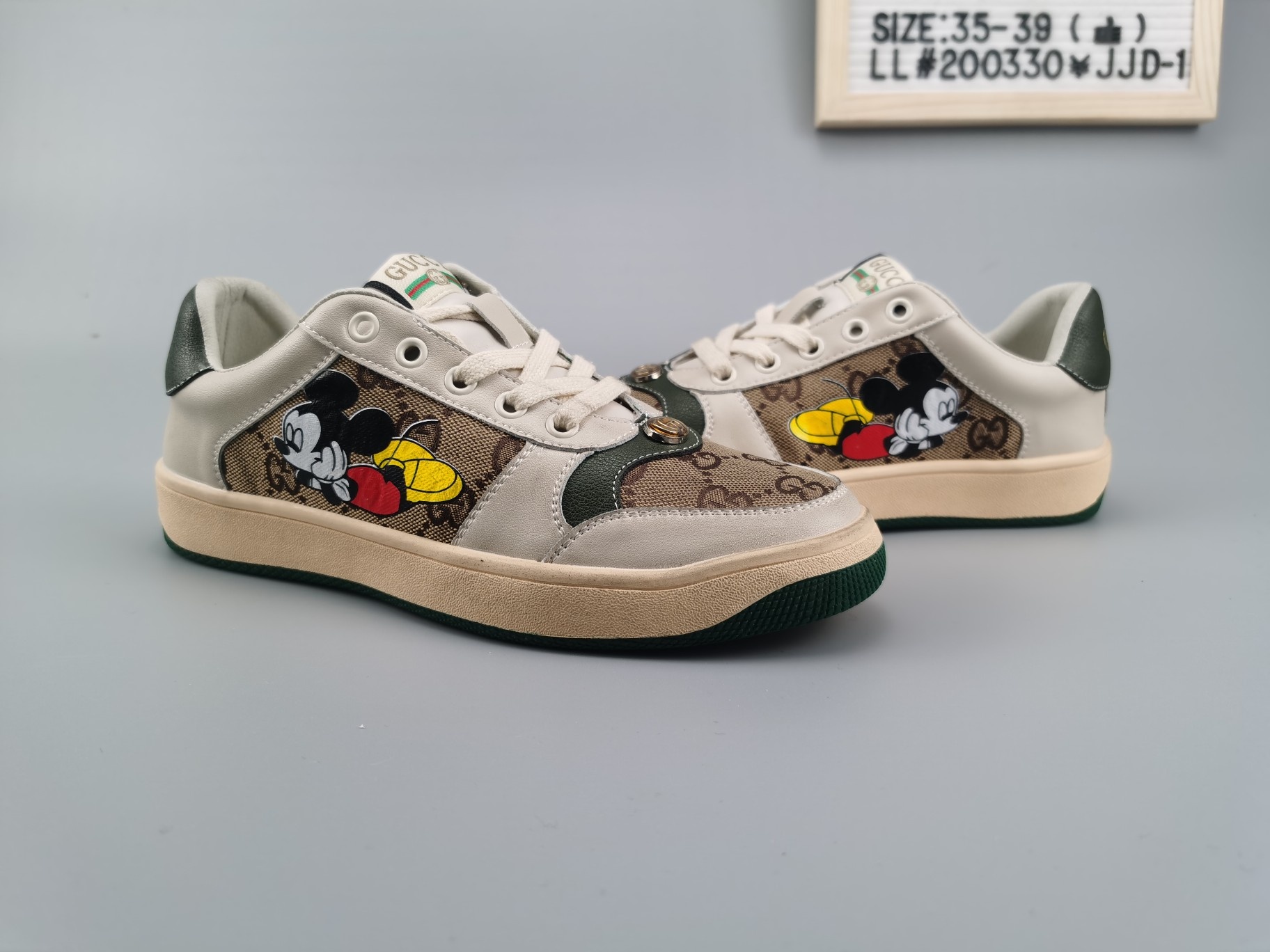 🈴️ ❗️主图集合图❗️
♨️价格：130   支持放店
♨️码数：👉 如图所示👈 
♨️编码：LL#200330¥JJD-1
♨️简介：🐭🐭2020鼠🐭年大吉！💎120元，鼠🐭你最牛！鼠年必备   Gucci 古奇2020专柜最新最火    🐱电脑刺绣米老鼠系列  👭情侣款🐱女码35-39码 🐱🐱