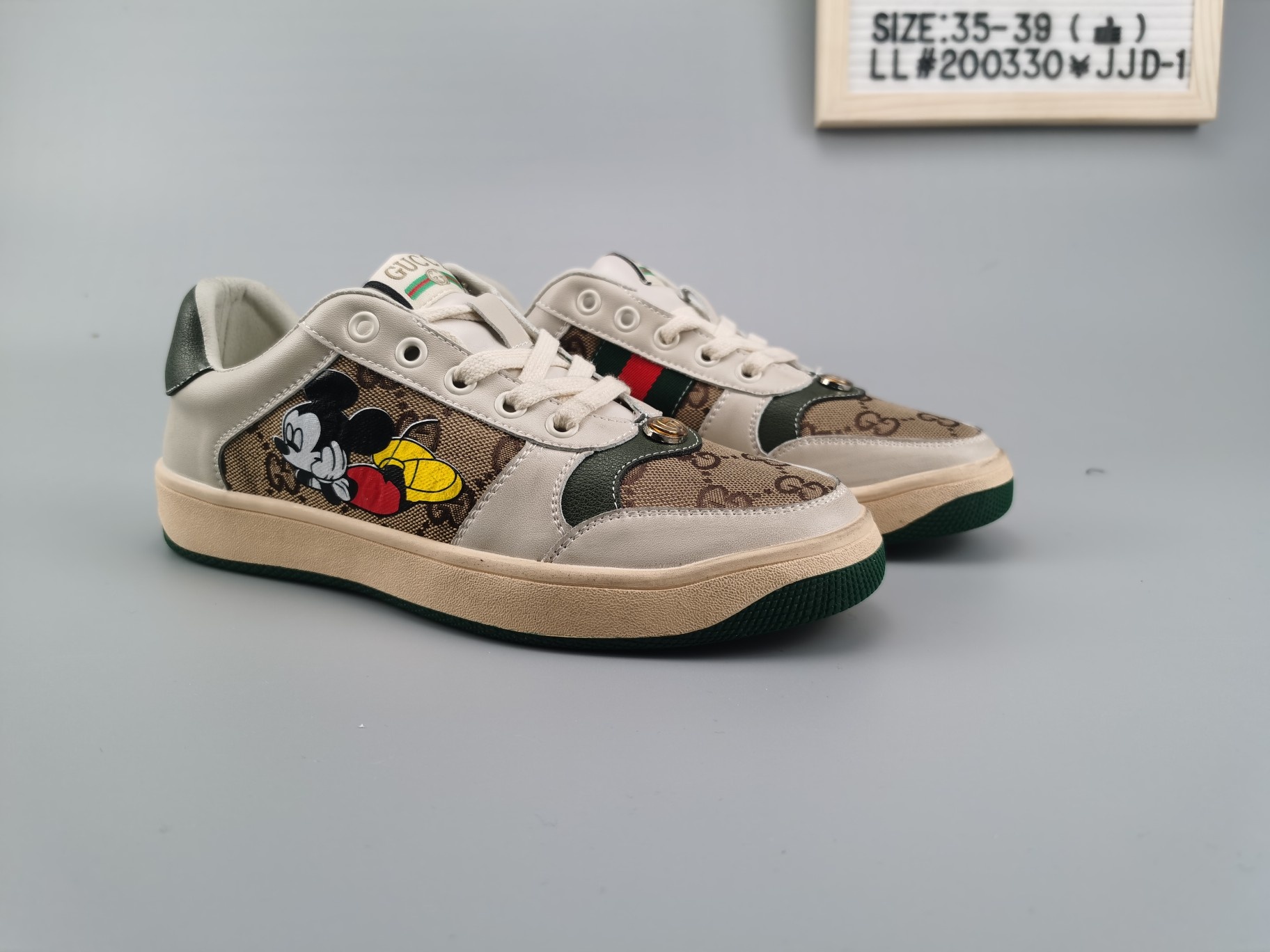 🈴️ ❗️主图集合图❗️
♨️价格：130   支持放店
♨️码数：👉 如图所示👈 
♨️编码：LL#200330¥JJD-1
♨️简介：🐭🐭2020鼠🐭年大吉！💎120元，鼠🐭你最牛！鼠年必备   Gucci 古奇2020专柜最新最火    🐱电脑刺绣米老鼠系列  👭情侣款🐱女码35-39码 🐱🐱