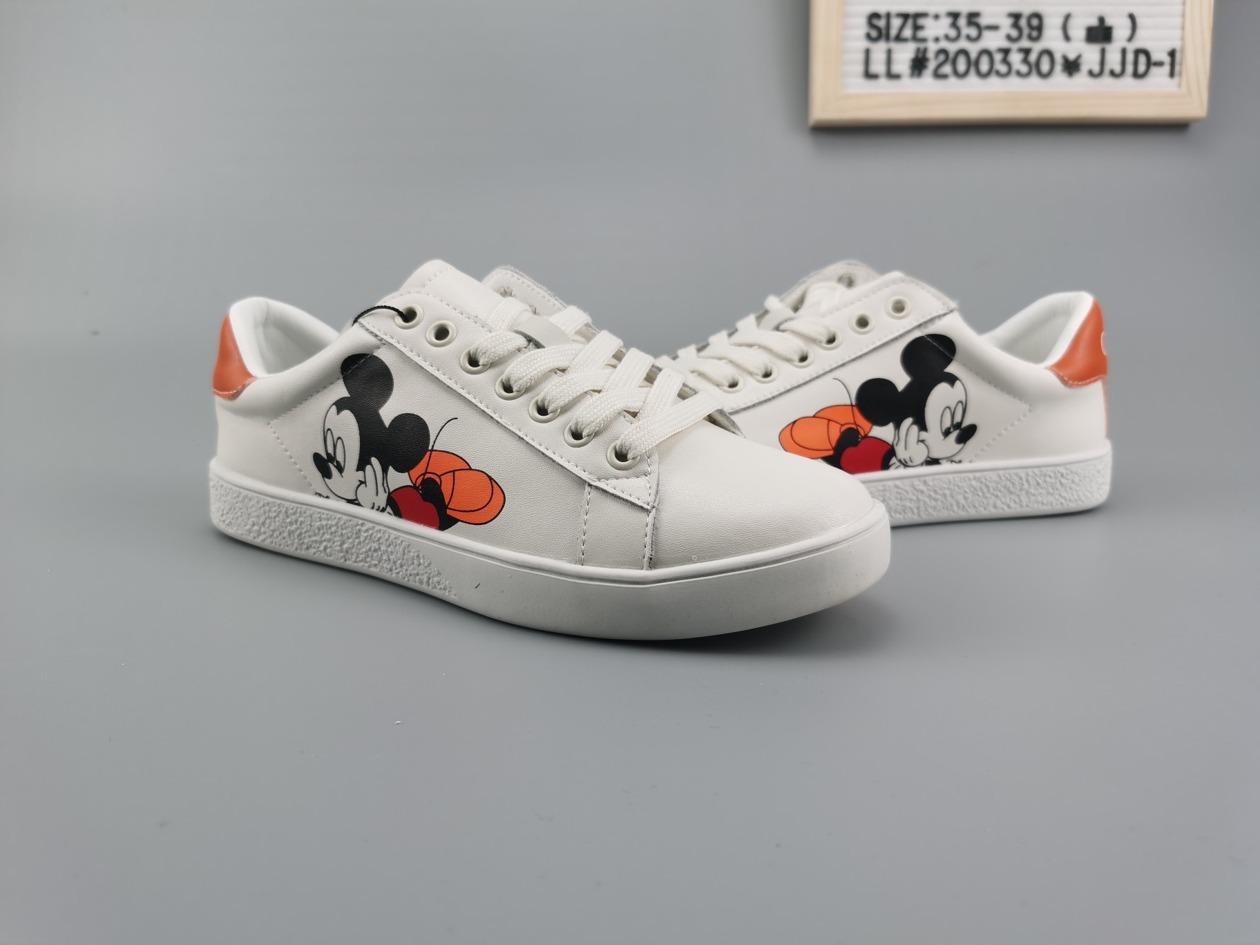 🈴️ ❗️主图集合图❗️
♨️价格：130   支持放店
♨️码数：👉 如图所示👈 
♨️编码：LL#200330¥JJD-1
♨️简介：🐭🐭2020鼠🐭年大吉！💎120元，鼠🐭你最牛！鼠年必备   Gucci 古奇2020专柜最新最火    🐱电脑刺绣米老鼠系列  👭情侣款🐱女码35-39码 🐱🐱