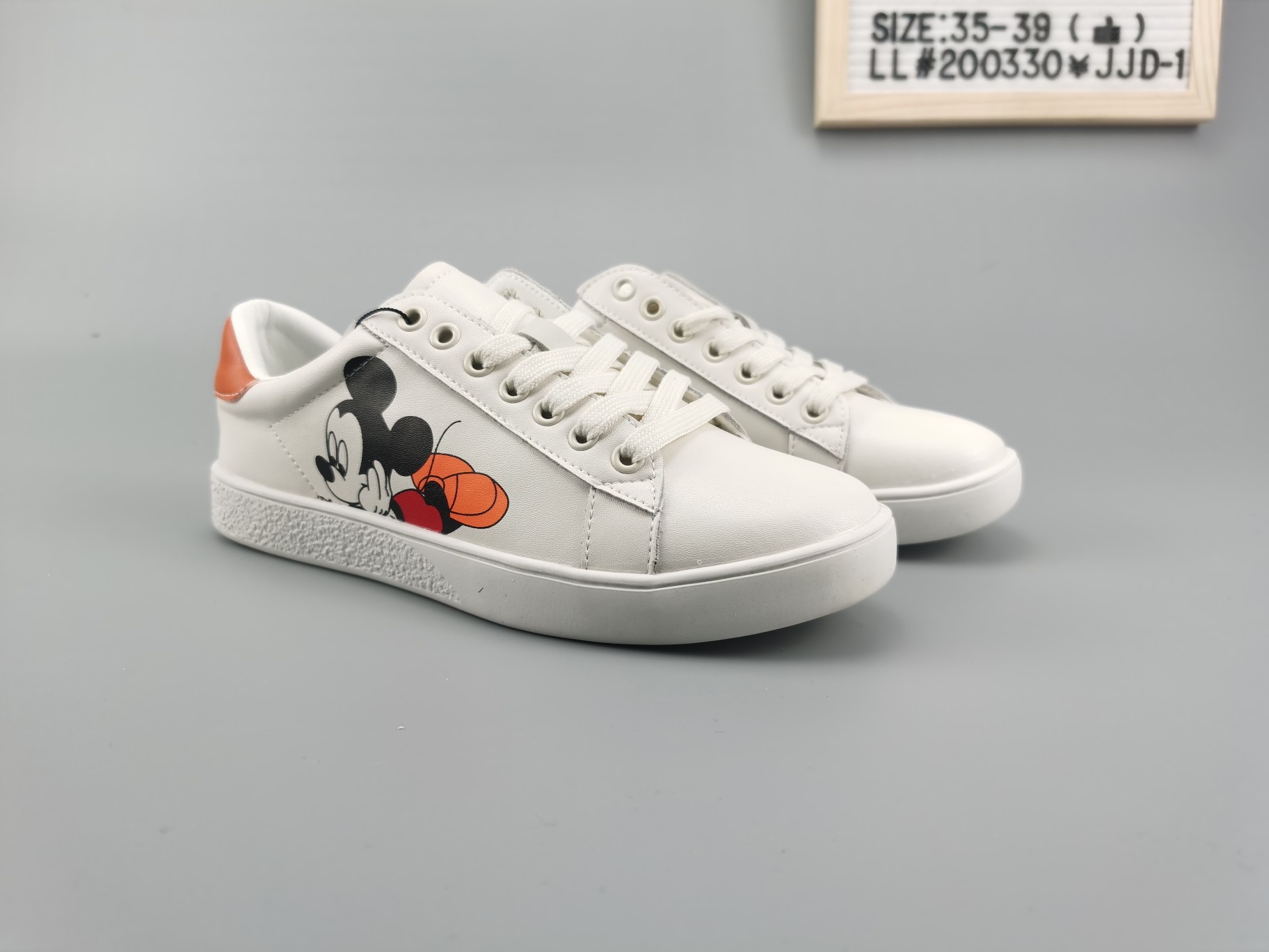 🈴️ ❗️主图集合图❗️
♨️价格：130   支持放店
♨️码数：👉 如图所示👈 
♨️编码：LL#200330¥JJD-1
♨️简介：🐭🐭2020鼠🐭年大吉！💎120元，鼠🐭你最牛！鼠年必备   Gucci 古奇2020专柜最新最火    🐱电脑刺绣米老鼠系列  👭情侣款🐱女码35-39码 🐱🐱