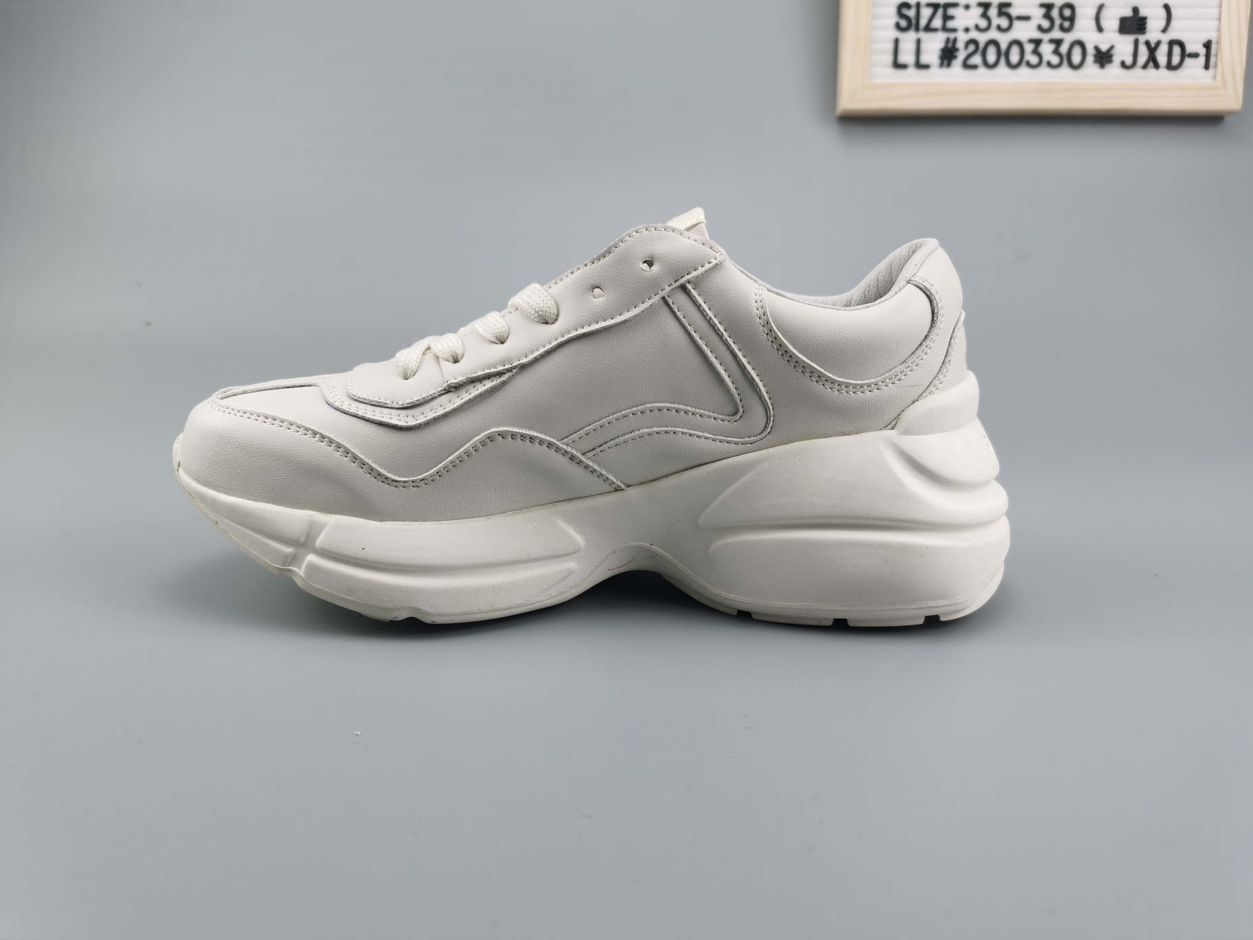 ♨️价格：160  支持放店
♨️码数：👉 如图所示👈 
♨️编码：LL#200330¥JXD-1
♨️简介：GUCCI rhyton 高奢古驰 复古老爹鞋
外形瞩目的老爹鞋迎合了当代青年文化追求个性的心理，厚实的外形与结构感搭配刻意做旧的皮革质感，透露与众不同的街头复古气息。回归的复古80年代品牌标志图案则是不拘一格的自我表达，为Rhyton系列运动鞋注入青春主张。多种风格的糅合再次强调了多元文化概念的设计核心，以个性化运动鞋实现自我价值的多样诠释 
Size:35 36 37 38 39”