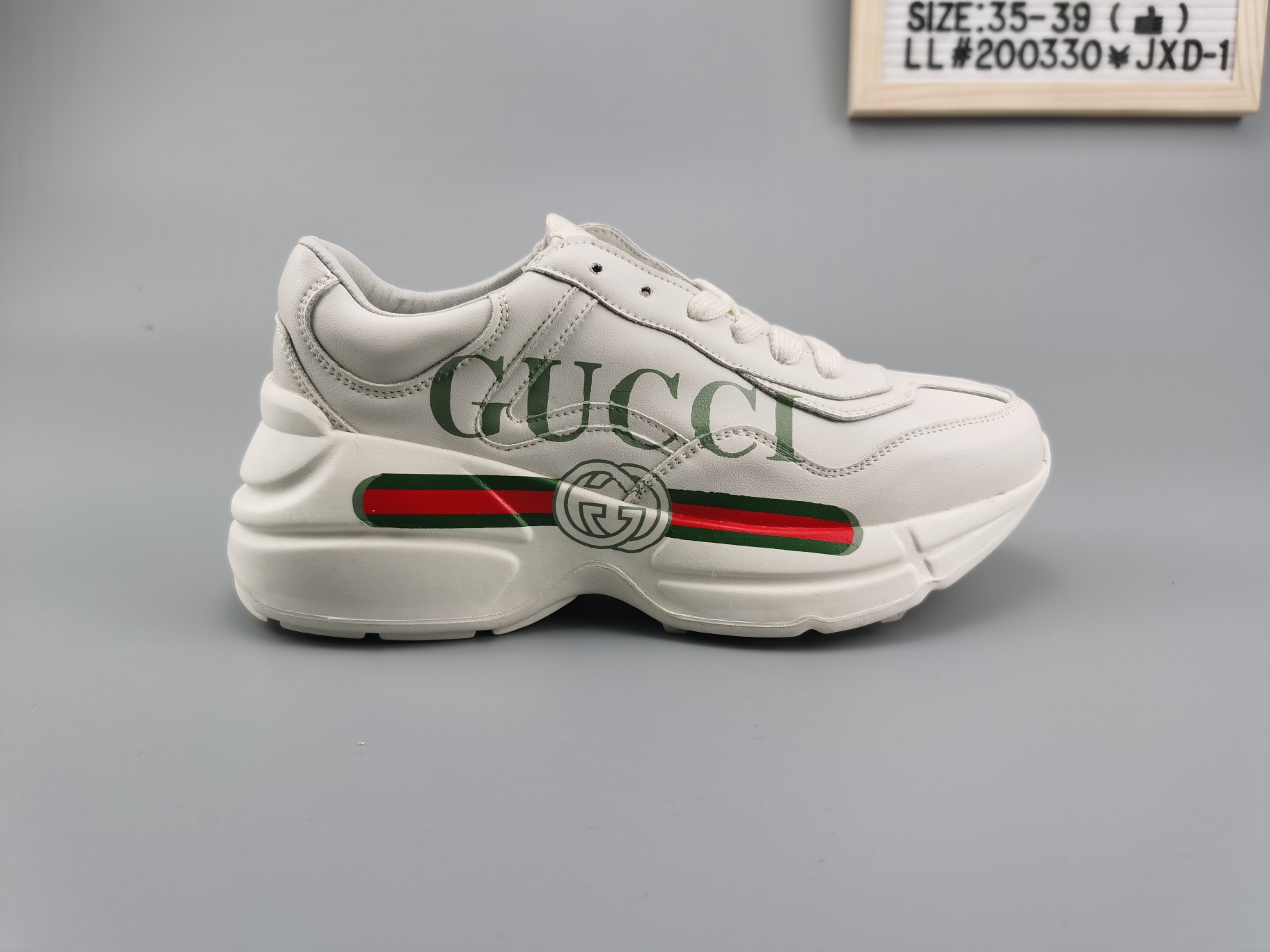 ♨️价格：160  支持放店
♨️码数：👉 如图所示👈 
♨️编码：LL#200330¥JXD-1
♨️简介：GUCCI rhyton 高奢古驰 复古老爹鞋
外形瞩目的老爹鞋迎合了当代青年文化追求个性的心理，厚实的外形与结构感搭配刻意做旧的皮革质感，透露与众不同的街头复古气息。回归的复古80年代品牌标志图案则是不拘一格的自我表达，为Rhyton系列运动鞋注入青春主张。多种风格的糅合再次强调了多元文化概念的设计核心，以个性化运动鞋实现自我价值的多样诠释 
Size:35 36 37 38 39”