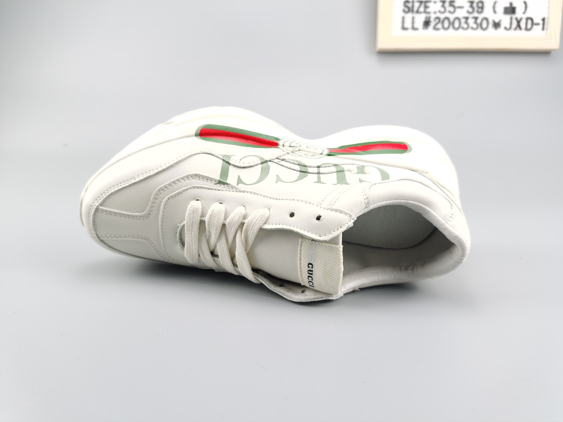 ♨️价格：160  支持放店
♨️码数：👉 如图所示👈 
♨️编码：LL#200330¥JXD-1
♨️简介：GUCCI rhyton 高奢古驰 复古老爹鞋
外形瞩目的老爹鞋迎合了当代青年文化追求个性的心理，厚实的外形与结构感搭配刻意做旧的皮革质感，透露与众不同的街头复古气息。回归的复古80年代品牌标志图案则是不拘一格的自我表达，为Rhyton系列运动鞋注入青春主张。多种风格的糅合再次强调了多元文化概念的设计核心，以个性化运动鞋实现自我价值的多样诠释 
Size:35 36 37 38 39”