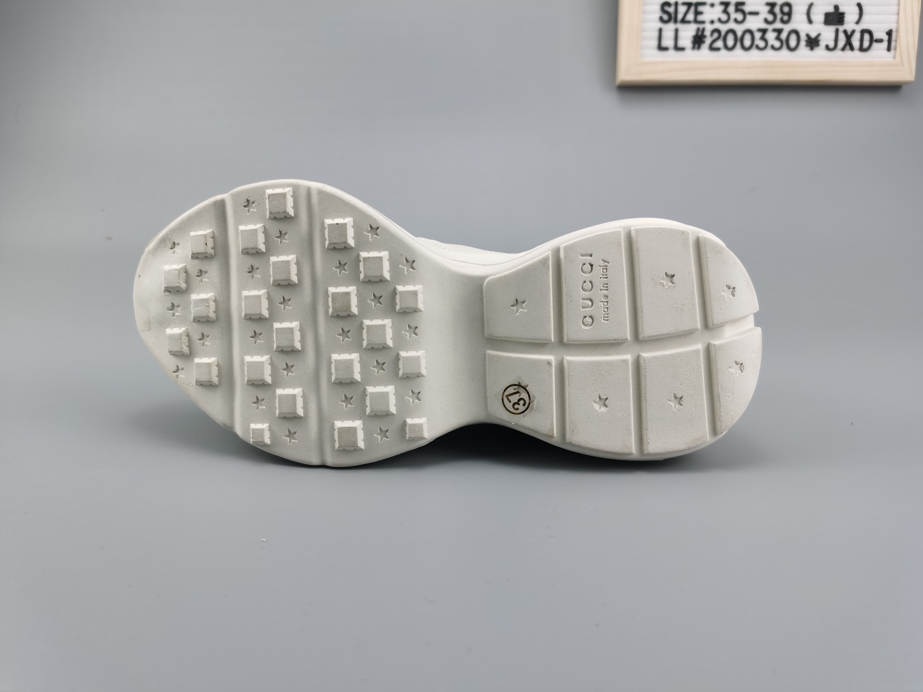 ♨️价格：160  支持放店
♨️码数：👉 如图所示👈 
♨️编码：LL#200330¥JXD-1
♨️简介：GUCCI rhyton 高奢古驰 复古老爹鞋
外形瞩目的老爹鞋迎合了当代青年文化追求个性的心理，厚实的外形与结构感搭配刻意做旧的皮革质感，透露与众不同的街头复古气息。回归的复古80年代品牌标志图案则是不拘一格的自我表达，为Rhyton系列运动鞋注入青春主张。多种风格的糅合再次强调了多元文化概念的设计核心，以个性化运动鞋实现自我价值的多样诠释 
Size:35 36 37 38 39”