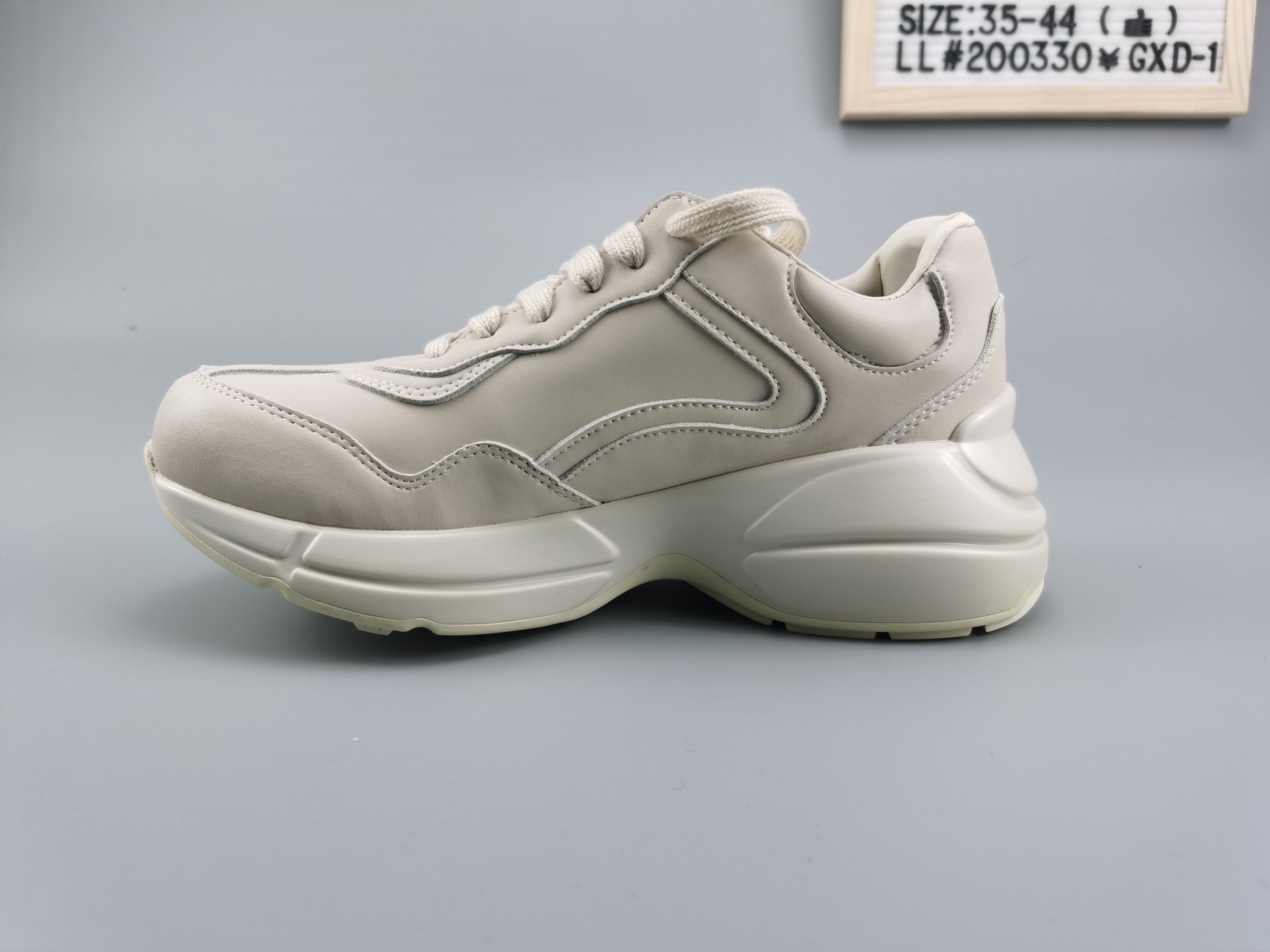 ♨️价格：260
♨️码数：👉 如图所示👈 
♨️编码：LL#200330¥GXD-1
♨️简介：3D雕刻【同步原版 新版原盒】
Gucci Rhyton Vintage Trainer Sneaker
#做旧皮革角状复古慢跑鞋  消退的巴黎世家姥爷潮，迎来时尚界潮流领军GUCCI姥爷鞋 原鞋开模 意大利手工代工厂原楦#原面小牛皮 内里小羊皮 对准原鞋 最高还原鞋底 TPU材质加耐磨发泡（抗磨缓震）象牙色皮革经过处理，带有制旧效果
尺码：35-44