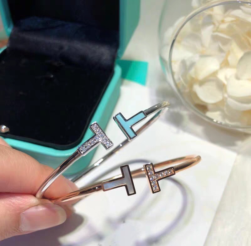 NO:360252,Tiffany T series Enamel paint spliced ​​double T bracelet with asymmetric opening of this year's latest series Seiko-made, Tiffany bracelet, tiffany, bracelet19860909蒂芙尼 T系列 珐琅彩烤漆拼接双T手镯 开口不对称 本年度最新款系列 精工打造,蒂芙尼手镯,tiffany,bracelet,Jewelry