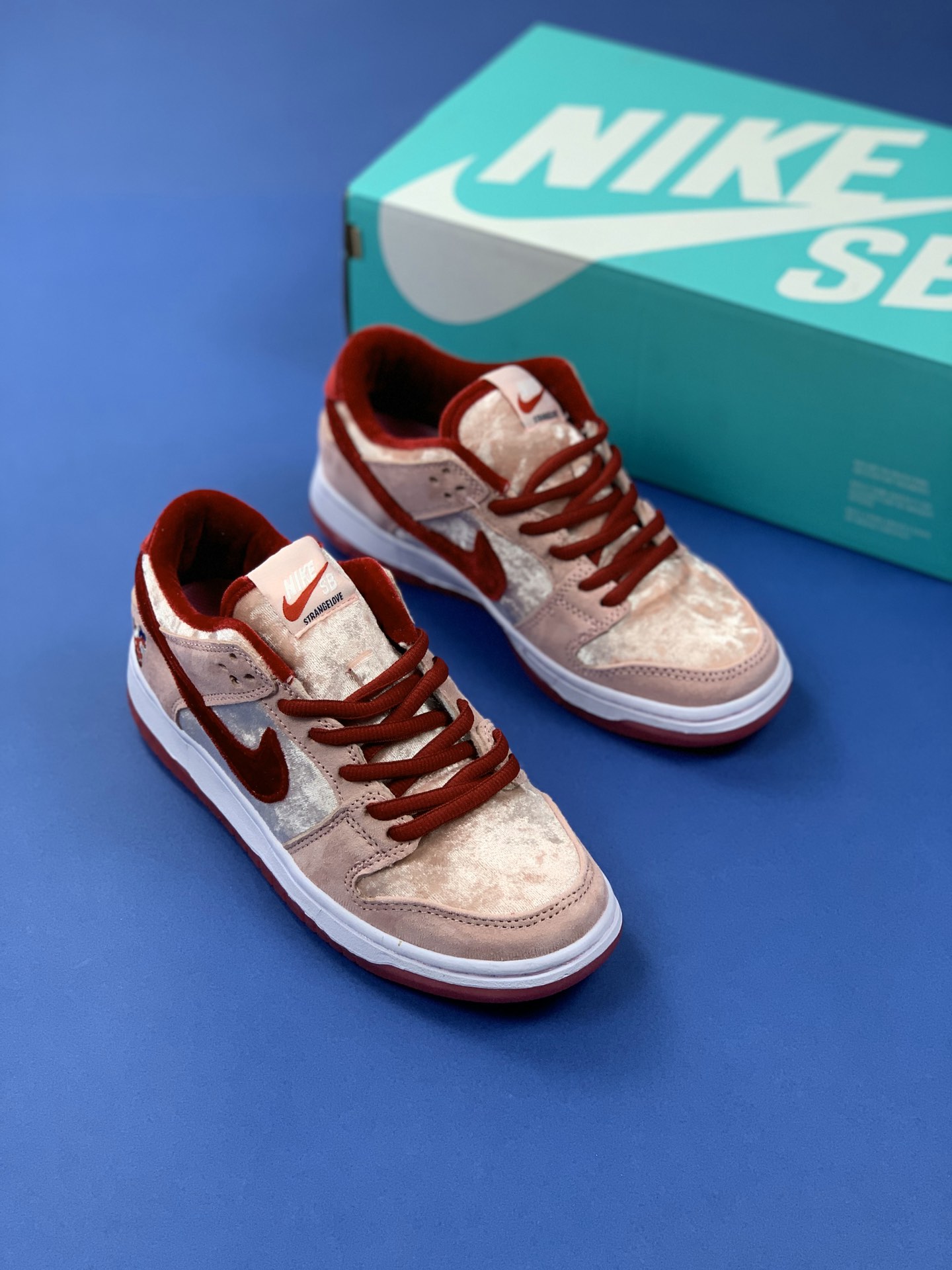 110 福利特价 小红书爆款 真猪八 真材实料 StrangeLove x Nike SB Dunk Low ”Valentine's Day” “情人节白粉丝绒” 低帮限定休闲运动板鞋 CT2552-800
