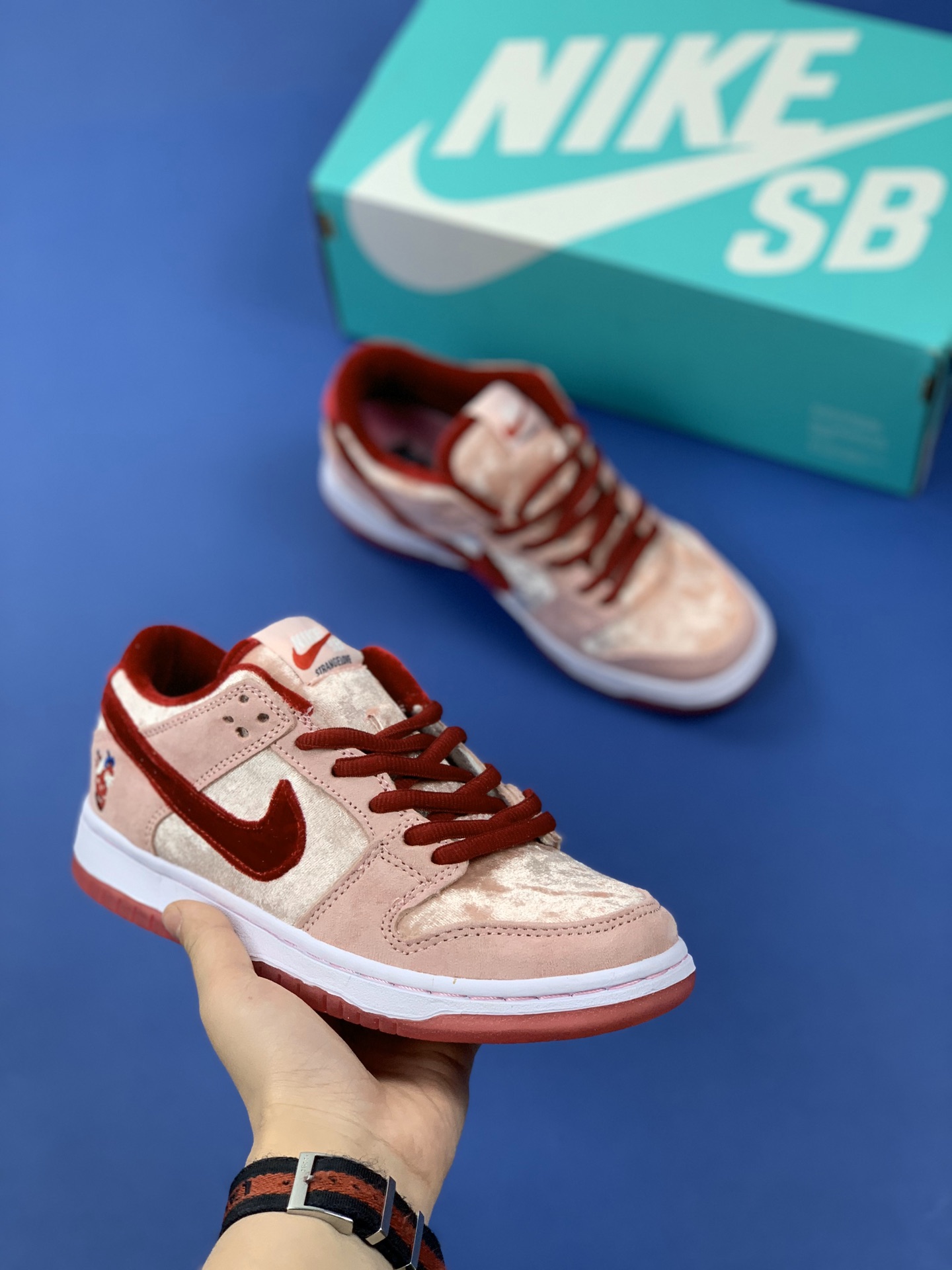 110 福利特价 小红书爆款 真猪八 真材实料 StrangeLove x Nike SB Dunk Low ”Valentine's Day” “情人节白粉丝绒” 低帮限定休闲运动板鞋 CT2552-800