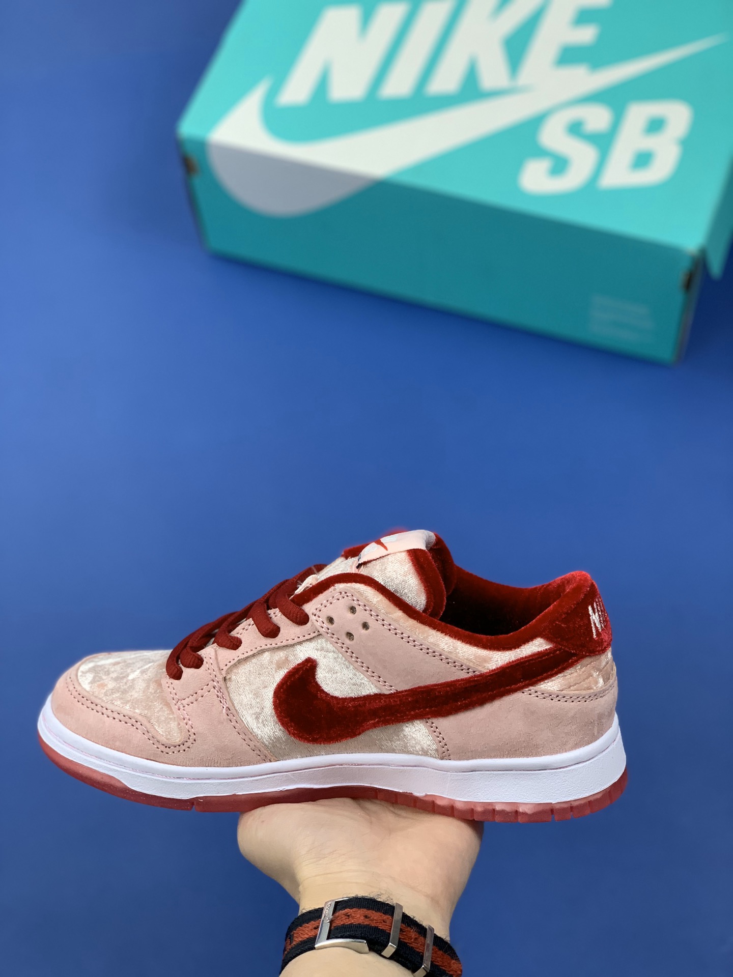 110 福利特价 小红书爆款 真猪八 真材实料 StrangeLove x Nike SB Dunk Low ”Valentine's Day” “情人节白粉丝绒” 低帮限定休闲运动板鞋 CT2552-800