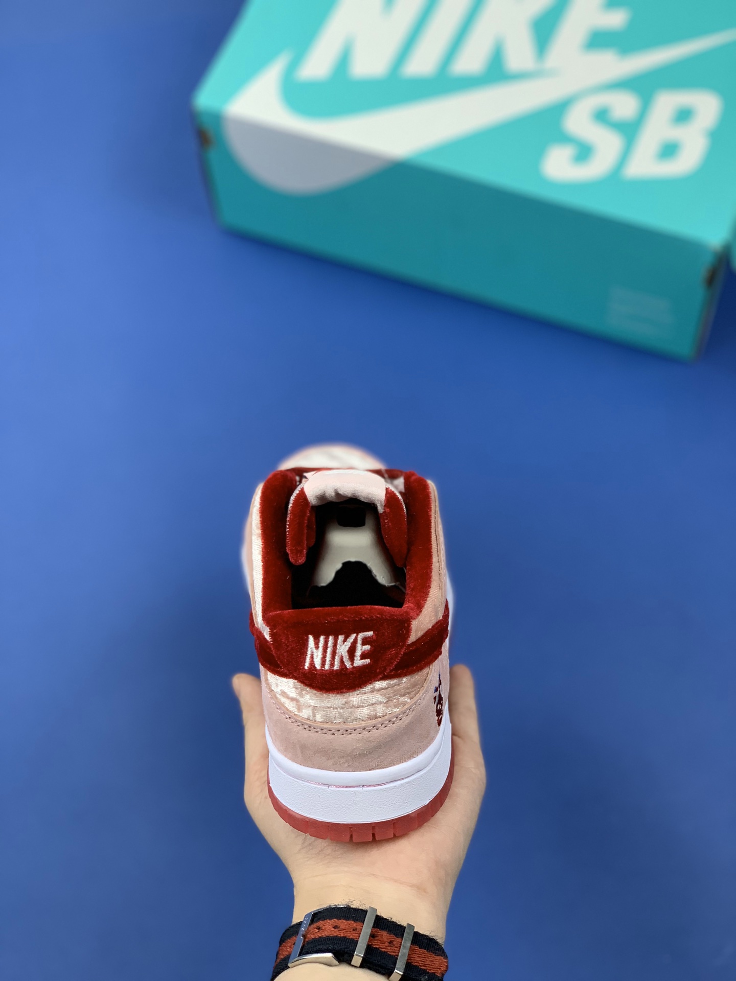 110 福利特价 小红书爆款 真猪八 真材实料 StrangeLove x Nike SB Dunk Low ”Valentine's Day” “情人节白粉丝绒” 低帮限定休闲运动板鞋 CT2552-800