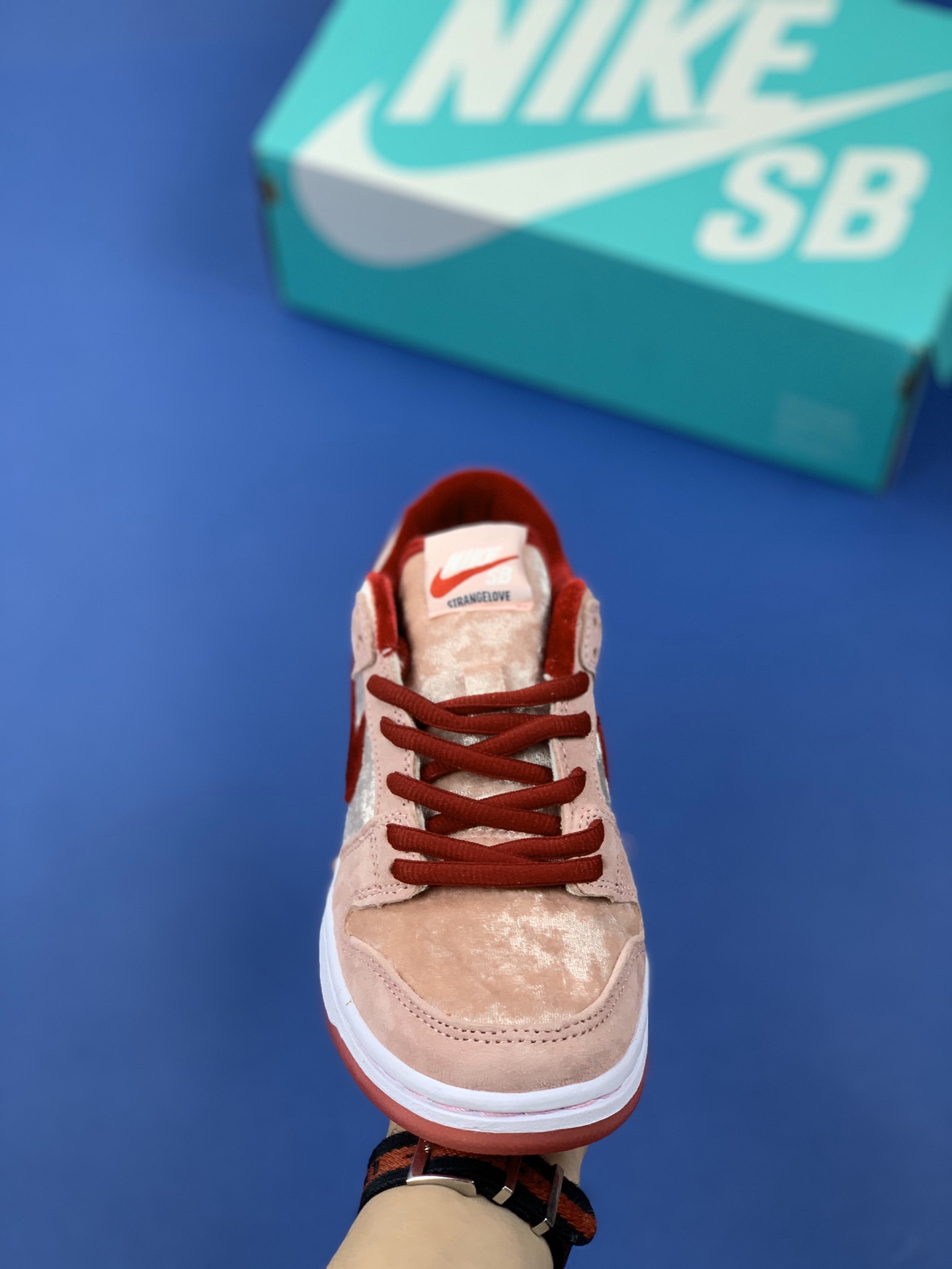 110 福利特价 小红书爆款 真猪八 真材实料 StrangeLove x Nike SB Dunk Low ”Valentine's Day” “情人节白粉丝绒” 低帮限定休闲运动板鞋 CT2552-800