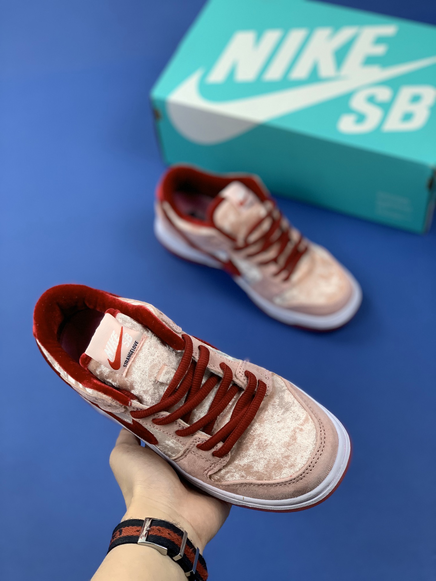 110 福利特价 小红书爆款 真猪八 真材实料 StrangeLove x Nike SB Dunk Low ”Valentine's Day” “情人节白粉丝绒” 低帮限定休闲运动板鞋 CT2552-800