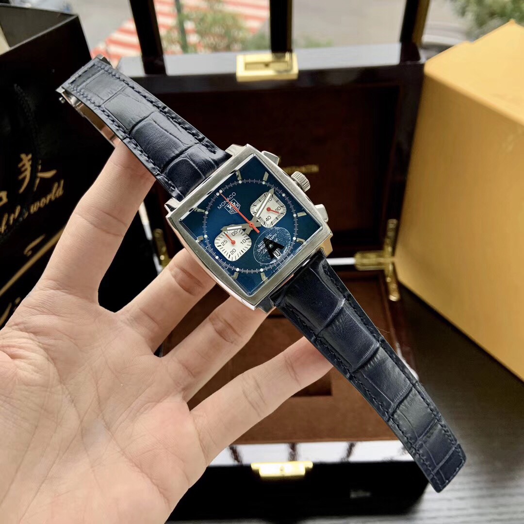 380. El reloj TAG Heuer-Monaco Serie Heuer 02 tiene un diámetro de caja de 39 mm, fabricado en acero inoxidab…