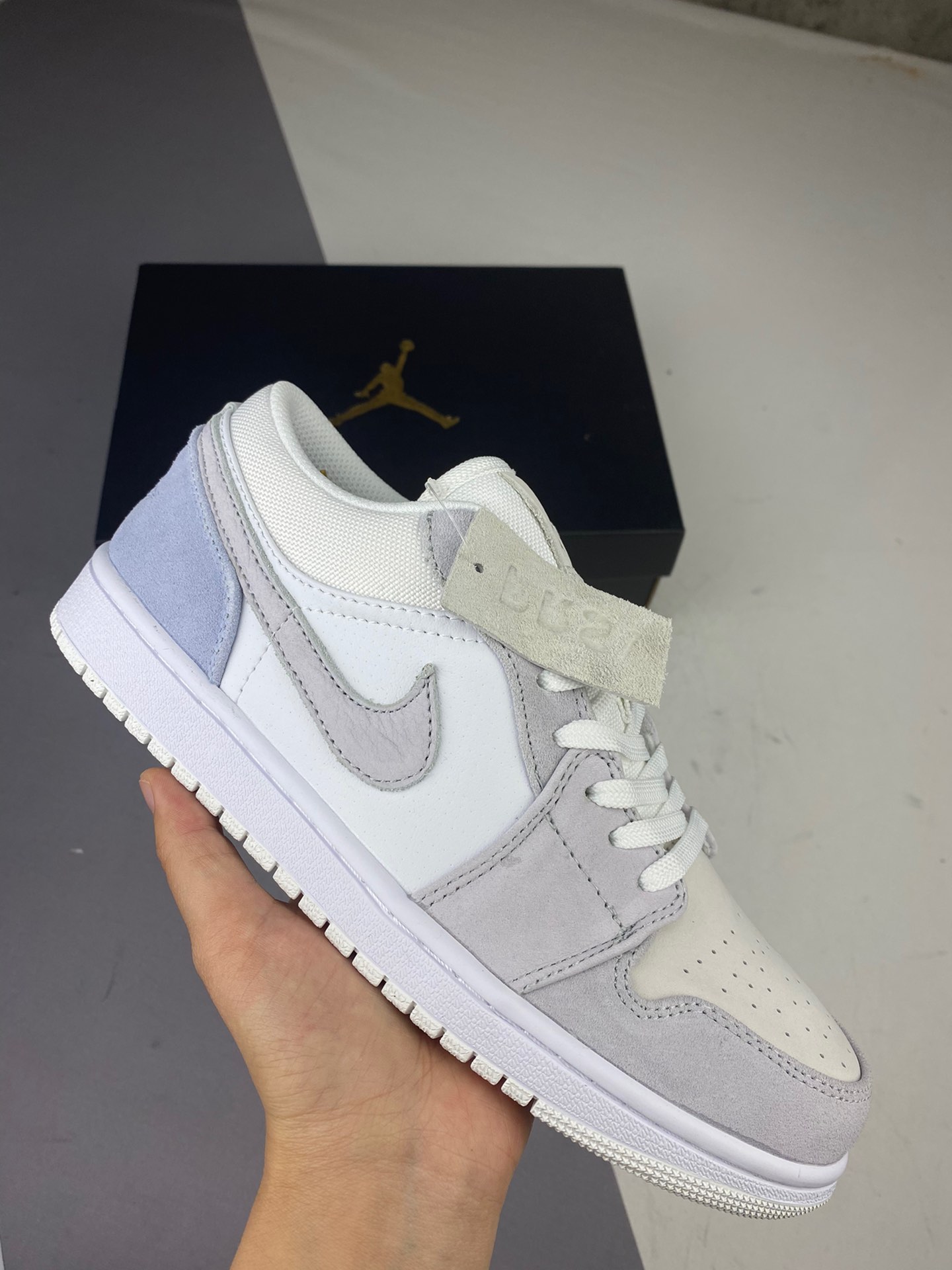 价格：200 Air Jordan 1 AJ1 Low Sky Grey 巴黎麂皮浅灰蓝低帮CV3043-100 尺码：36 36.5 37.5 38 38.5 39 40 40.5 41 42 42.5 43 44 44.5 45