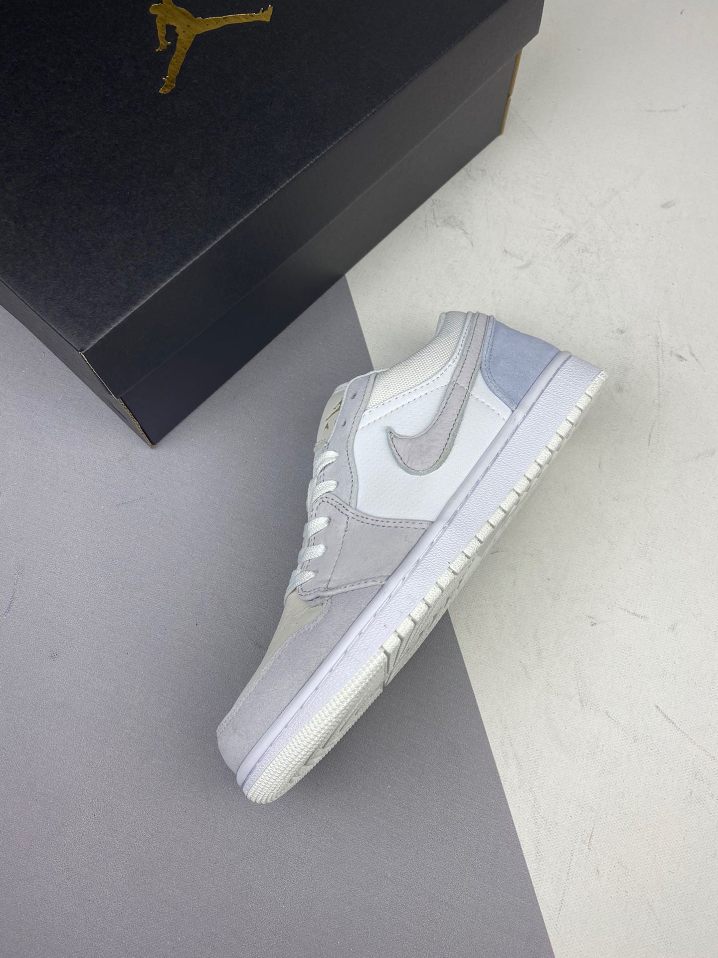 价格：200 Air Jordan 1 AJ1 Low Sky Grey 巴黎麂皮浅灰蓝低帮CV3043-100 尺码：36 36.5 37.5 38 38.5 39 40 40.5 41 42 42.5 43 44 44.5 45