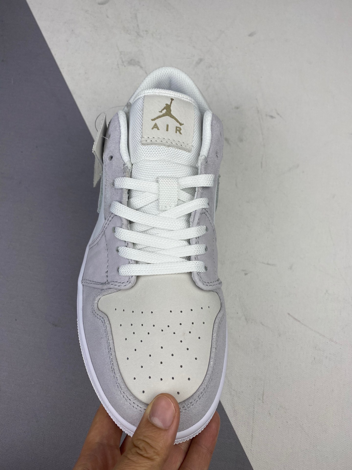 价格：200 Air Jordan 1 AJ1 Low Sky Grey 巴黎麂皮浅灰蓝低帮CV3043-100 尺码：36 36.5 37.5 38 38.5 39 40 40.5 41 42 42.5 43 44 44.5 45