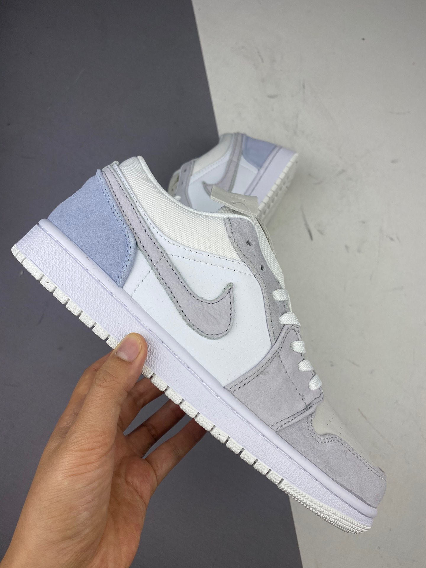 价格：200 Air Jordan 1 AJ1 Low Sky Grey 巴黎麂皮浅灰蓝低帮CV3043-100 尺码：36 36.5 37.5 38 38.5 39 40 40.5 41 42 42.5 43 44 44.5 45