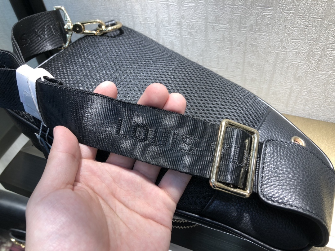 L胸包推出最新款胸包 🌲意大利进口牛皮🌲顶级货,🙀精钢五金均有品牌LOGO,看皮的光泽度,看油边,看走线