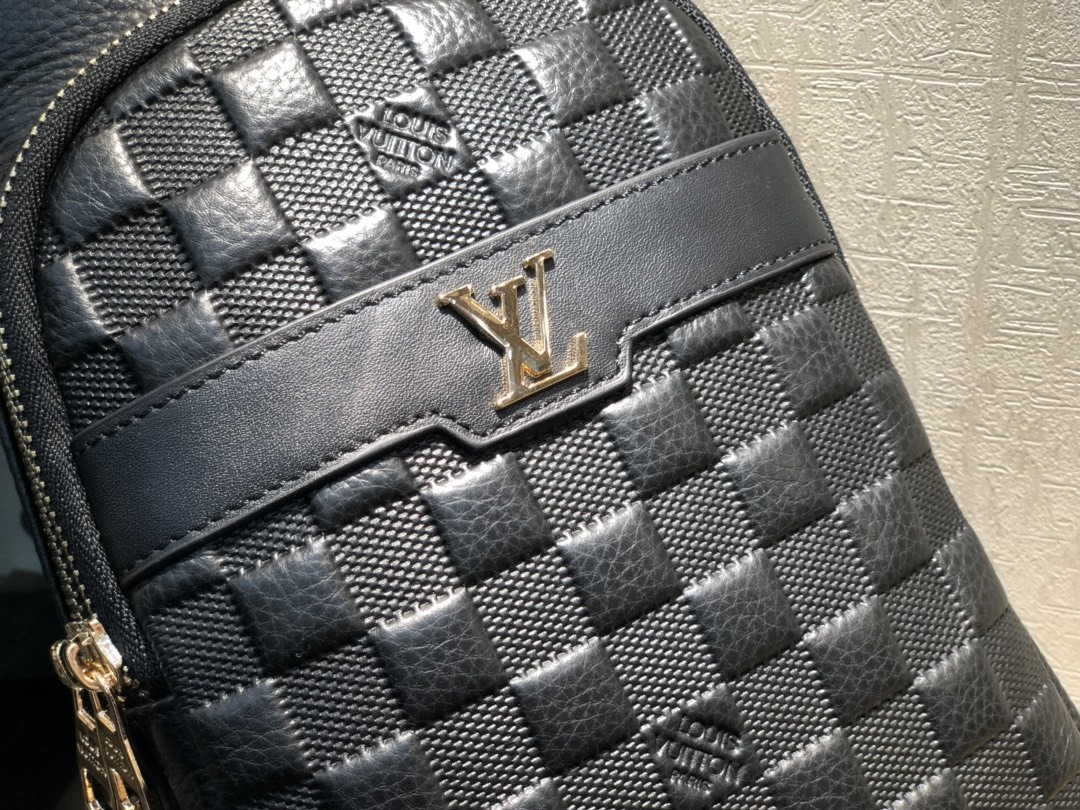 L胸包推出最新款胸包 🌲意大利进口牛皮🌲顶级货,🙀精钢五金均有品牌LOGO,看皮的光泽度,看油边,看走线