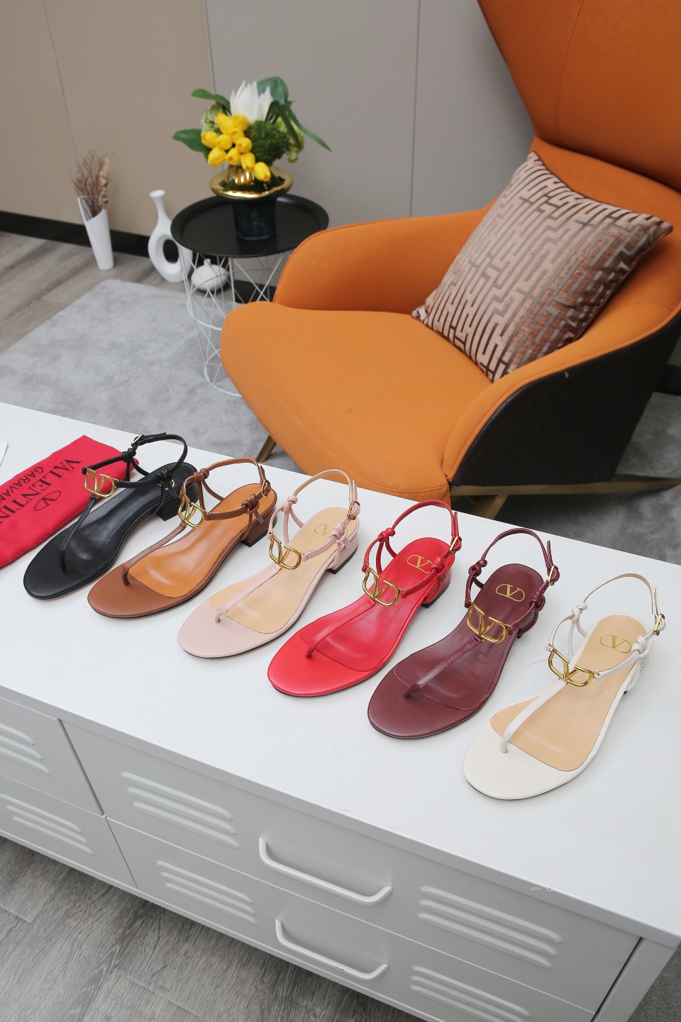 NO:231014,2068-1 Valentino's latest hit model is on the market. Very comfortable, simple and atmospheric. Original hardware buckle mold. The fabric is imported top layer calfskin. The inner imported sheepskin. Color black, khaki, red, earthy yellow, burgundy, light pink, off-white, outsole imported non-slip wear-resistant rubber outsole. Standard code 35-43 Custom leather outsole, split-toe shoes, valentino, cowhide, sheepskin, Leather soles198609092068-1华伦天奴最新爆款上市 非常舒适 简单大气 原版五金扣开模 面料采用进口头层小牛皮 内里进口羊皮 颜色黑色, 卡其色,红色, 土黄色, 酒红色 ,浅粉色, 米白色,大底进口防滑耐磨橡胶大底 标准码35-43 订做真皮大底,分趾鞋,valentino,cowhide,sheepskin,Leather soles,Women's Shoes