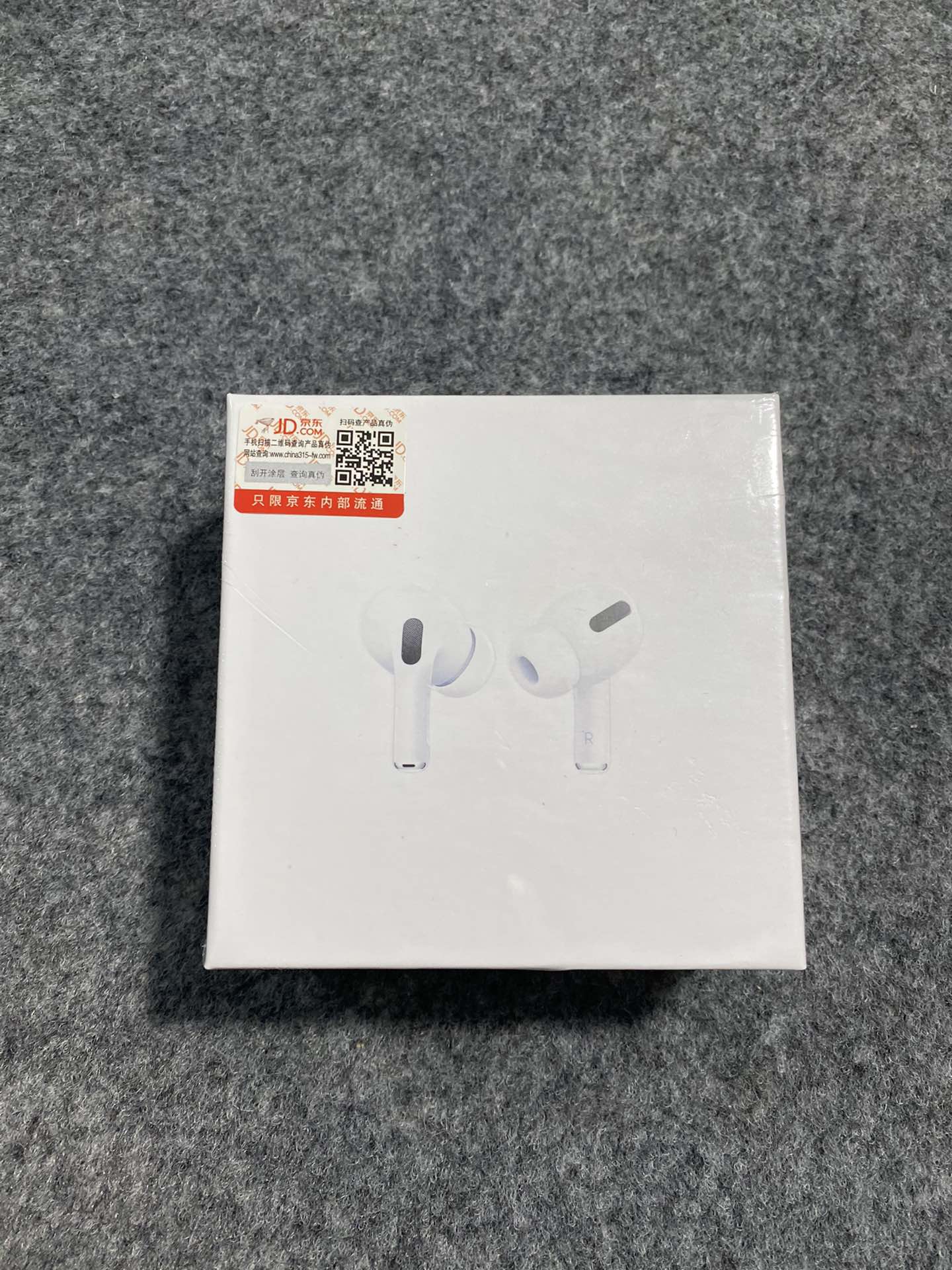 中秋国庆特价💰99 💰99!!! 苹果AirPodsPro三代耳机京东版 原厂黑网罩+开孔降噪网 重量同步正品56g! 络达高配芯片 真实降噪通透模式 随意切换! 设置随意改名跟定位 带IPX4防水功能! 按压切歌操作 三真电量显示 ACC无损解码! 配套四个原装带网耳塞 配件同步正品! 耳机充满可使用3-4小时,电池盒待机72小时! 赠送保护壳 京东防伪标 京东发票 等全套配件!