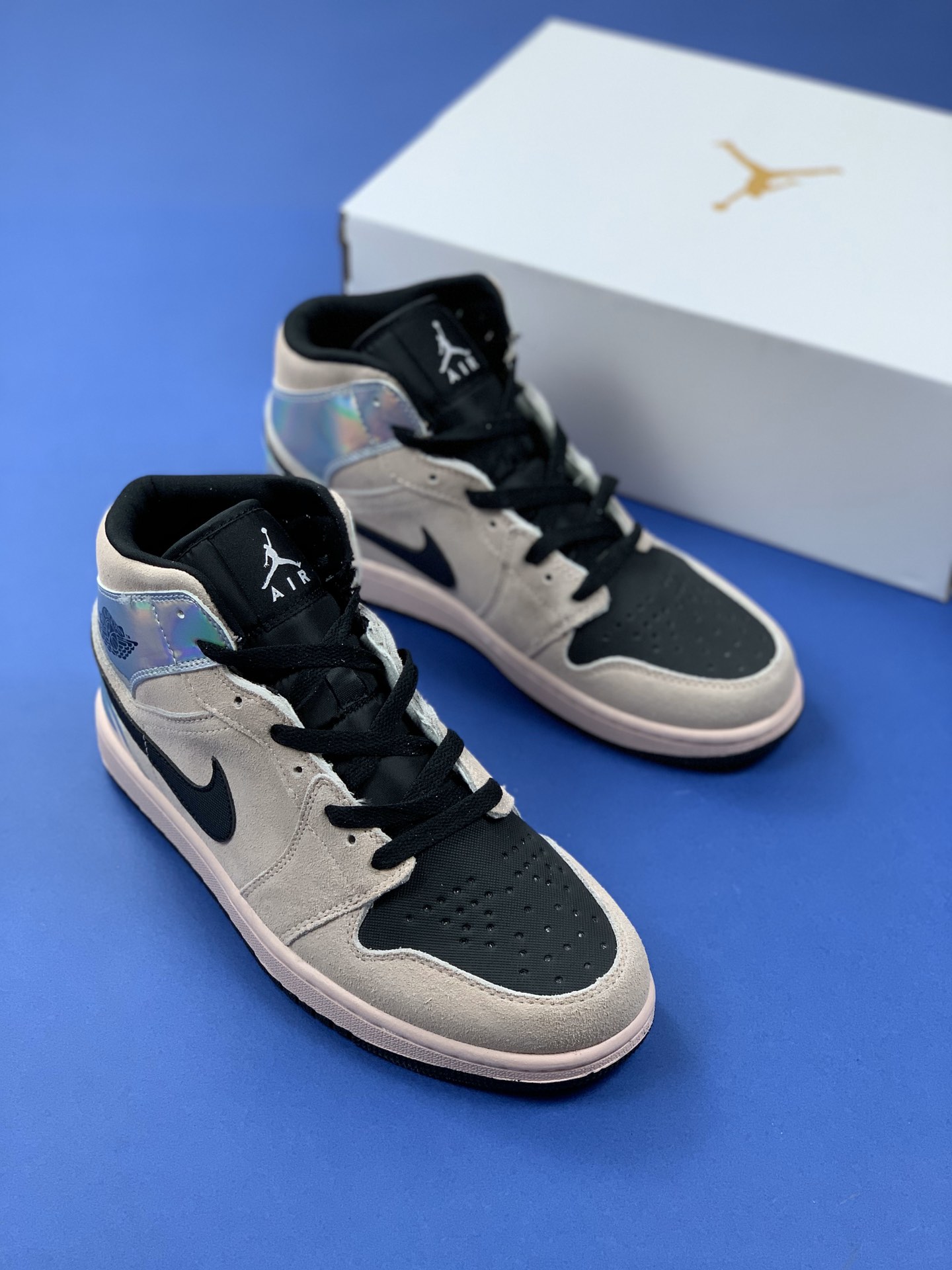 240  Nike Air Jordan 1 Mid GS “ 粉银色” AJ1中邦休闲板鞋 BQ6472-602