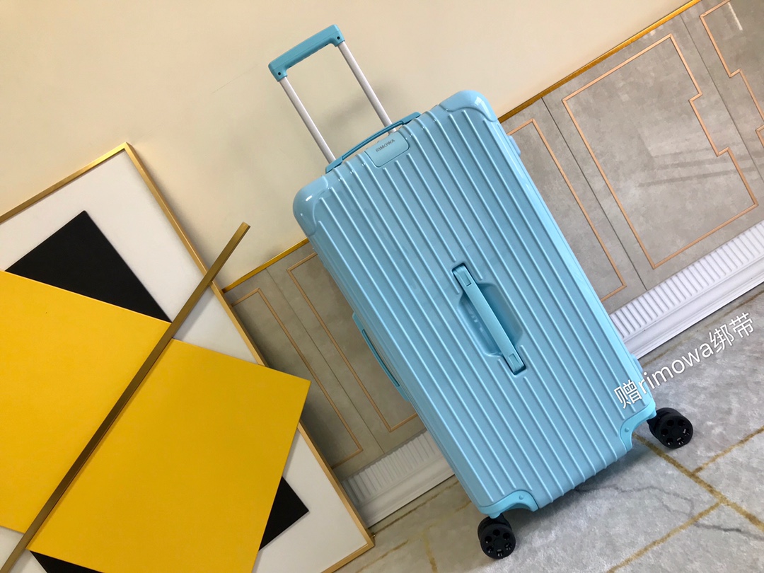 Rimowa 日默瓦 拉箱/行李箱 【PC拉链箱】必须get的易烊千玺同款高颜值行李箱！！全新色彩系列！最近真的是火翻天啊💗元气满满的Rimowa essential trunk plus系列，小名方胖子[偷笑]一眼就喜欢上的箱子，又轻…