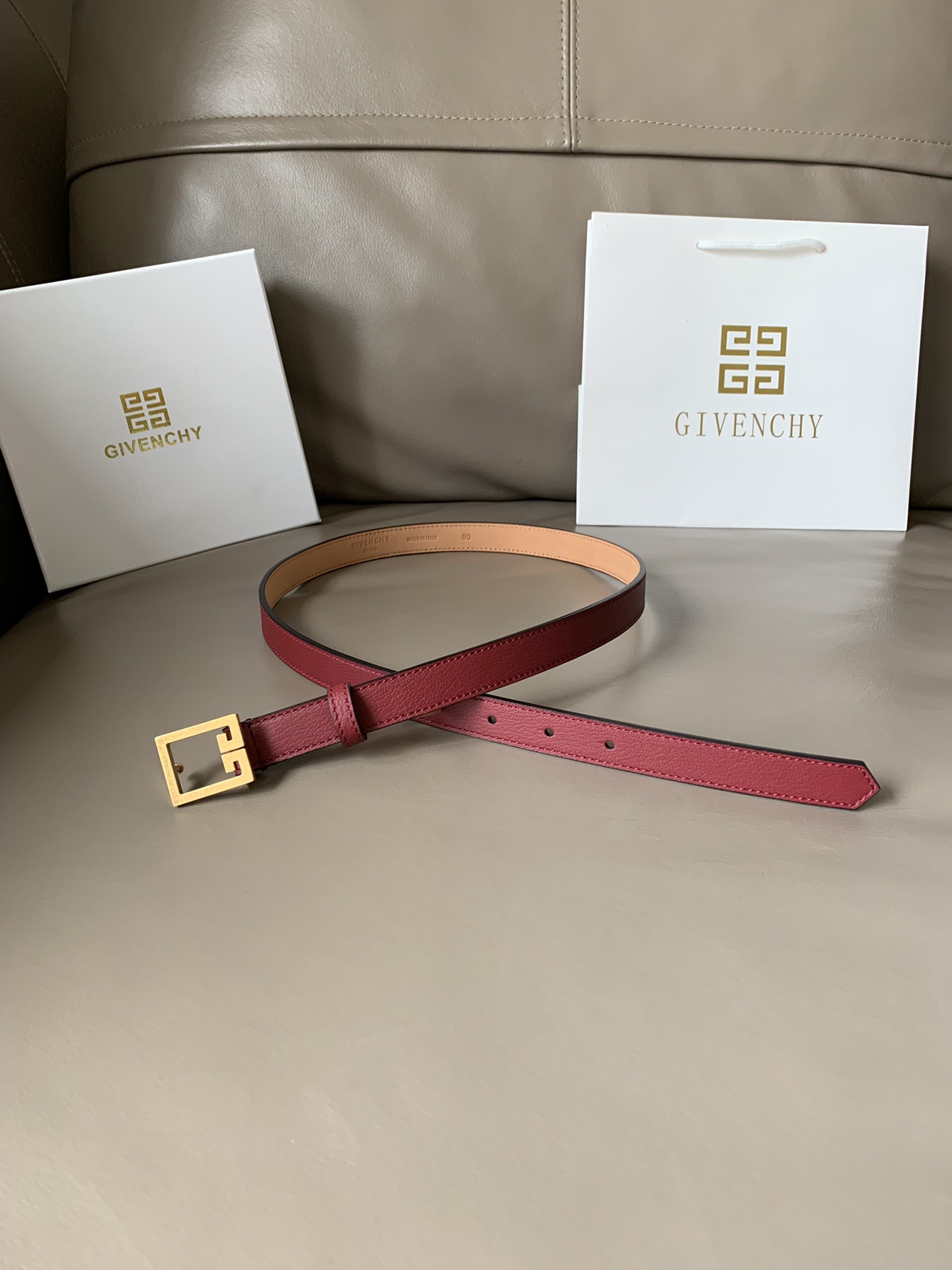 “Premium Ms. GivenCHY Zi-Vanch Goat Headline Jewelry with Retro Buttons” - 图片 2