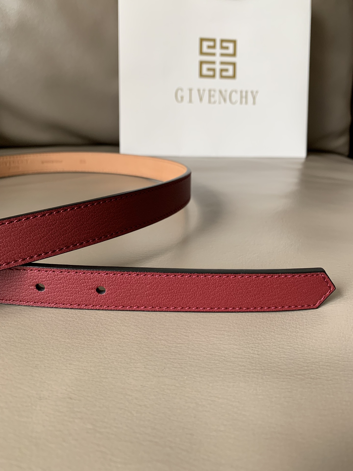 “Premium Ms. GivenCHY Zi-Vanch Goat Headline Jewelry with Retro Buttons” - 图片 4