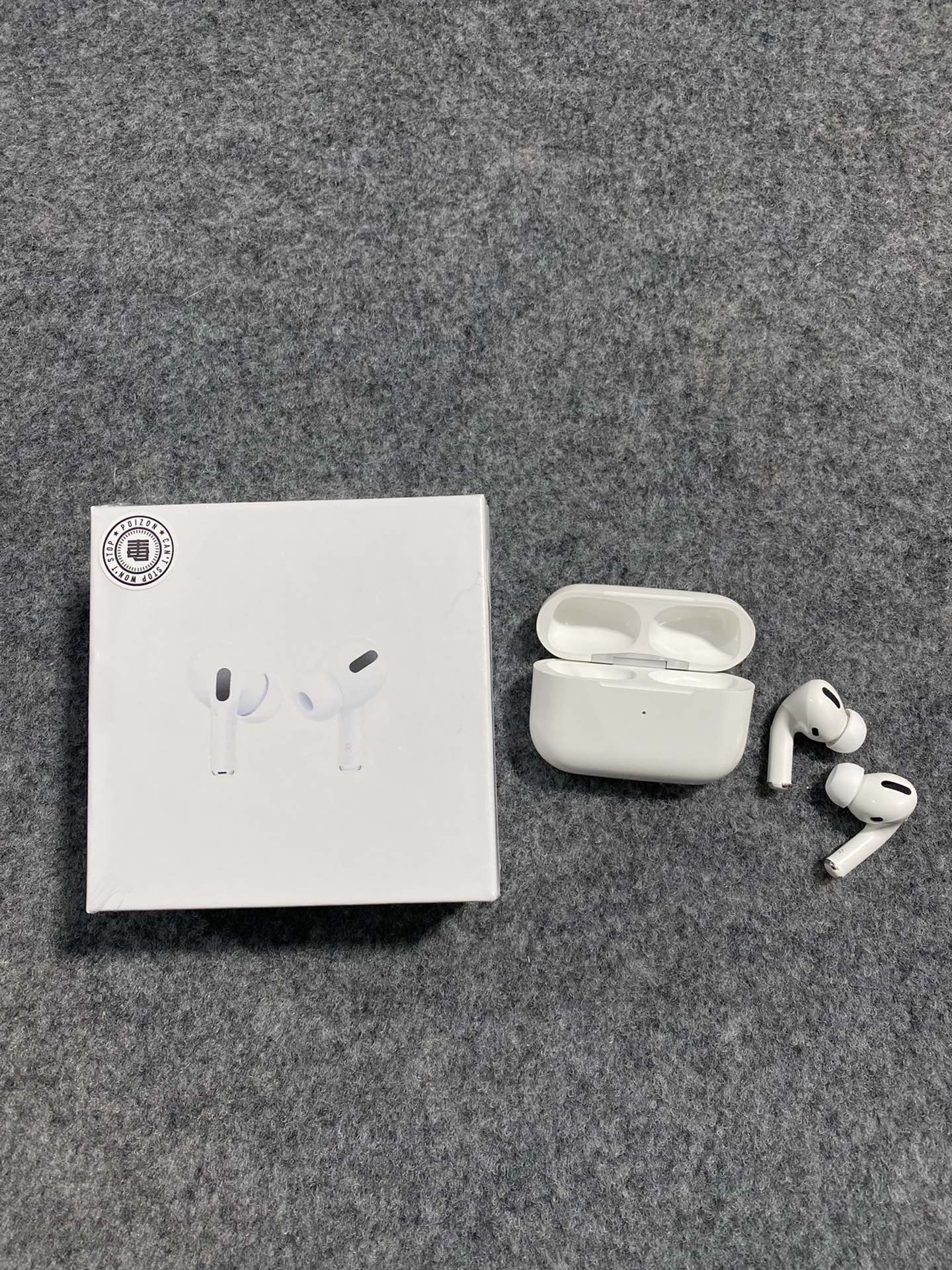 安福现货放💰240!支持放店! 苹果AirPodsPro三代耳机 毒版冲正! 原装代工厂壳料 外观细节同步正品! 高通3026高配芯片 真实降噪通透模式 随意切换! 石墨钛1.7低音喇叭 音效完美! 设置随意改名跟定位 带IPX4防水功能! 按压切歌操作 三真电量显示 ACC无损解码! 配套四个原装带网耳塞 配件同步正品! 耳机正常听歌3-4小时,电池盒待机72小时! 赠送专用无线充电盘 保护壳 毒版纸箱 毒证书 专柜小票等全套配件!