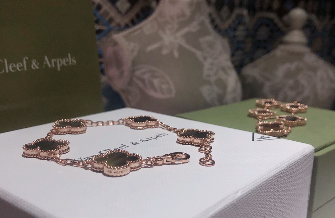 NO:103927,No matter how advanced the entire gray shell, it will be strangely colorful under different lights. The immortal bracelet is the only one, Vca bracelet, bracelet19860909全灰贝高级再高级 不同光线下都会异样幻彩喔 仙仙仙手链非它莫属,Vca手链,bracelet,Jewelry