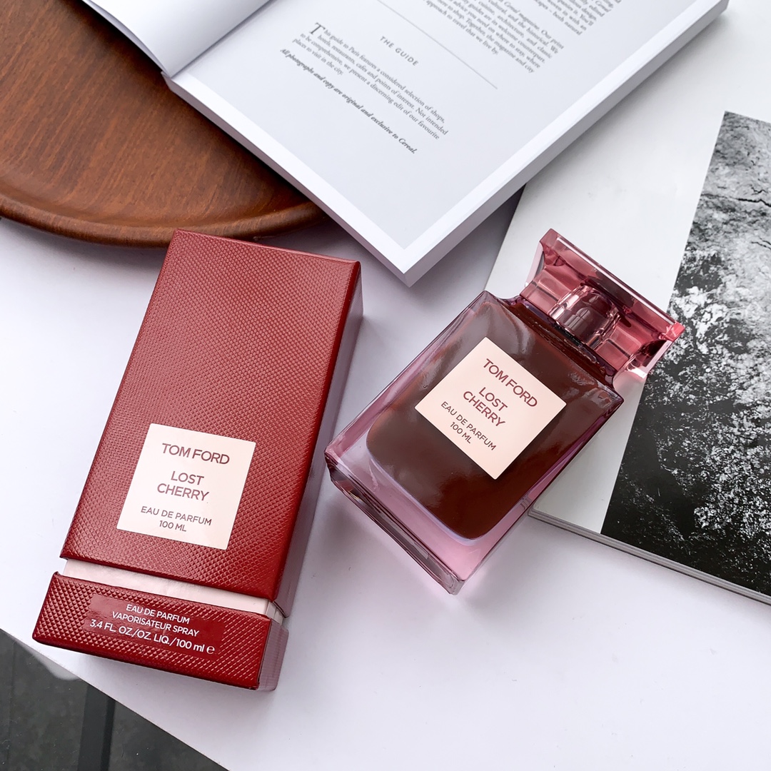 110💰专柜品质
✨TF限量版失落樱桃香水LOST CHERRY 100ml2019限量款Lost Cherry樱桃木质果香樱桃味佐玫瑰再加上淡淡的杏仁香气红宝石外观的玻璃质地太诱惑了~味道超级超级好闻。💦前调:黑樱桃、樱桃酒、苦杏仁、中调:酸樱桃糖浆、士耳其玫瑰、沙巴茉莉、后调:秘鲁香脂、烤零陵香豆、檀木、香根草、樱桃味很突出的、甜而不腻、喜欢樱桃的姐妹们一闻会上瘾哦!太诱惑了 年前最后一瓶现货 仅50瓶 ‼️ 先买先得!