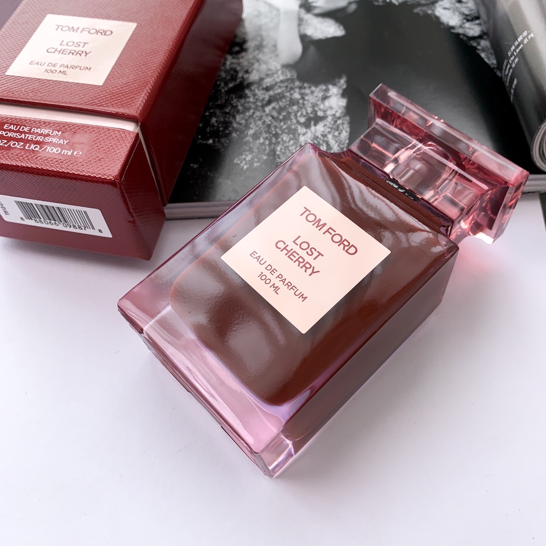 110💰专柜品质
✨TF限量版失落樱桃香水LOST CHERRY 100ml2019限量款Lost Cherry樱桃木质果香樱桃味佐玫瑰再加上淡淡的杏仁香气红宝石外观的玻璃质地太诱惑了~味道超级超级好闻。💦前调:黑樱桃、樱桃酒、苦杏仁、中调:酸樱桃糖浆、士耳其玫瑰、沙巴茉莉、后调:秘鲁香脂、烤零陵香豆、檀木、香根草、樱桃味很突出的、甜而不腻、喜欢樱桃的姐妹们一闻会上瘾哦!太诱惑了 年前最后一瓶现货 仅50瓶 ‼️ 先买先得!