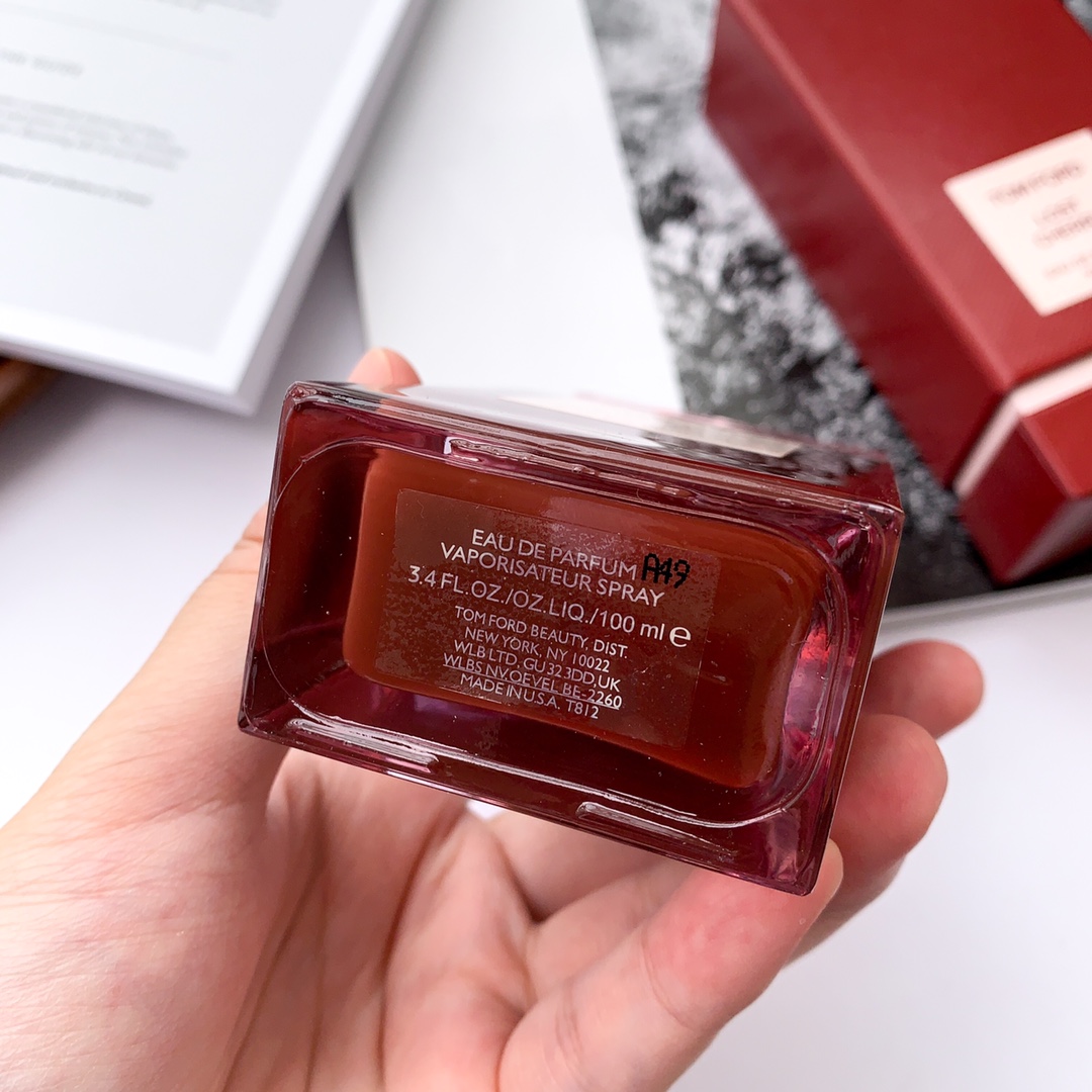 110💰专柜品质
✨TF限量版失落樱桃香水LOST CHERRY 100ml2019限量款Lost Cherry樱桃木质果香樱桃味佐玫瑰再加上淡淡的杏仁香气红宝石外观的玻璃质地太诱惑了~味道超级超级好闻。💦前调:黑樱桃、樱桃酒、苦杏仁、中调:酸樱桃糖浆、士耳其玫瑰、沙巴茉莉、后调:秘鲁香脂、烤零陵香豆、檀木、香根草、樱桃味很突出的、甜而不腻、喜欢樱桃的姐妹们一闻会上瘾哦!太诱惑了 年前最后一瓶现货 仅50瓶 ‼️ 先买先得!