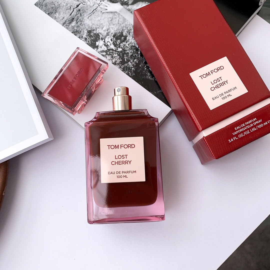110💰专柜品质
✨TF限量版失落樱桃香水LOST CHERRY 100ml2019限量款Lost Cherry樱桃木质果香樱桃味佐玫瑰再加上淡淡的杏仁香气红宝石外观的玻璃质地太诱惑了~味道超级超级好闻。💦前调:黑樱桃、樱桃酒、苦杏仁、中调:酸樱桃糖浆、士耳其玫瑰、沙巴茉莉、后调:秘鲁香脂、烤零陵香豆、檀木、香根草、樱桃味很突出的、甜而不腻、喜欢樱桃的姐妹们一闻会上瘾哦!太诱惑了 年前最后一瓶现货 仅50瓶 ‼️ 先买先得!
